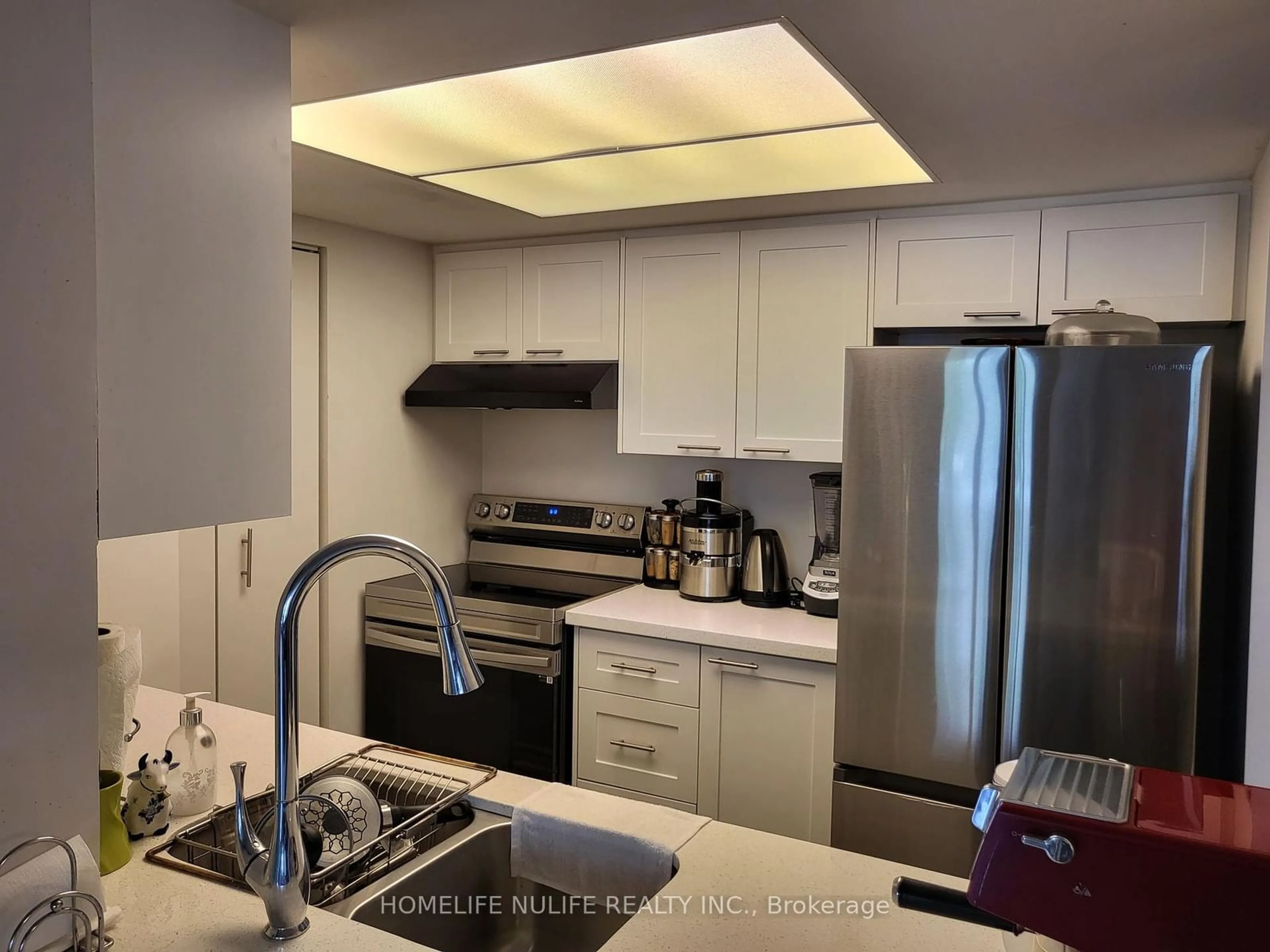 Standard kitchen for 75 King St #209, Mississauga Ontario L5A 4G5