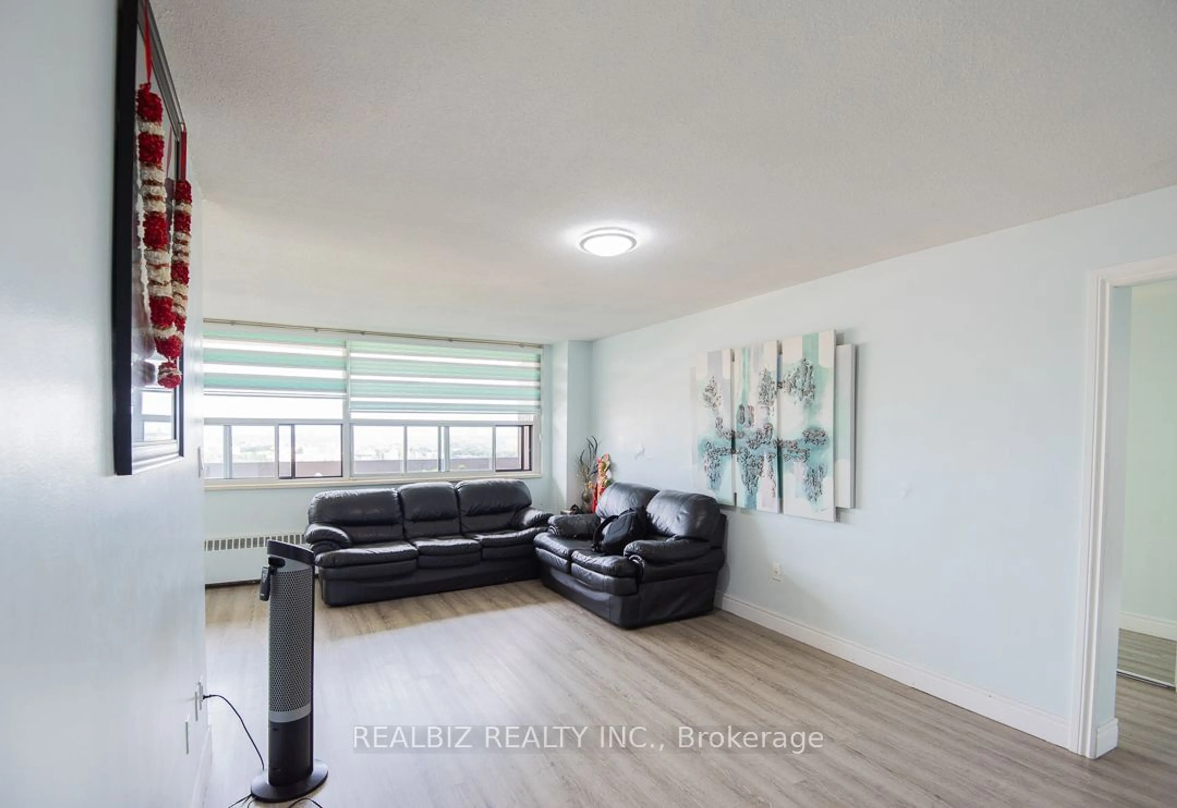 Living room for 1455 Lawrence Ave #1702, Toronto Ontario M6L 1B1