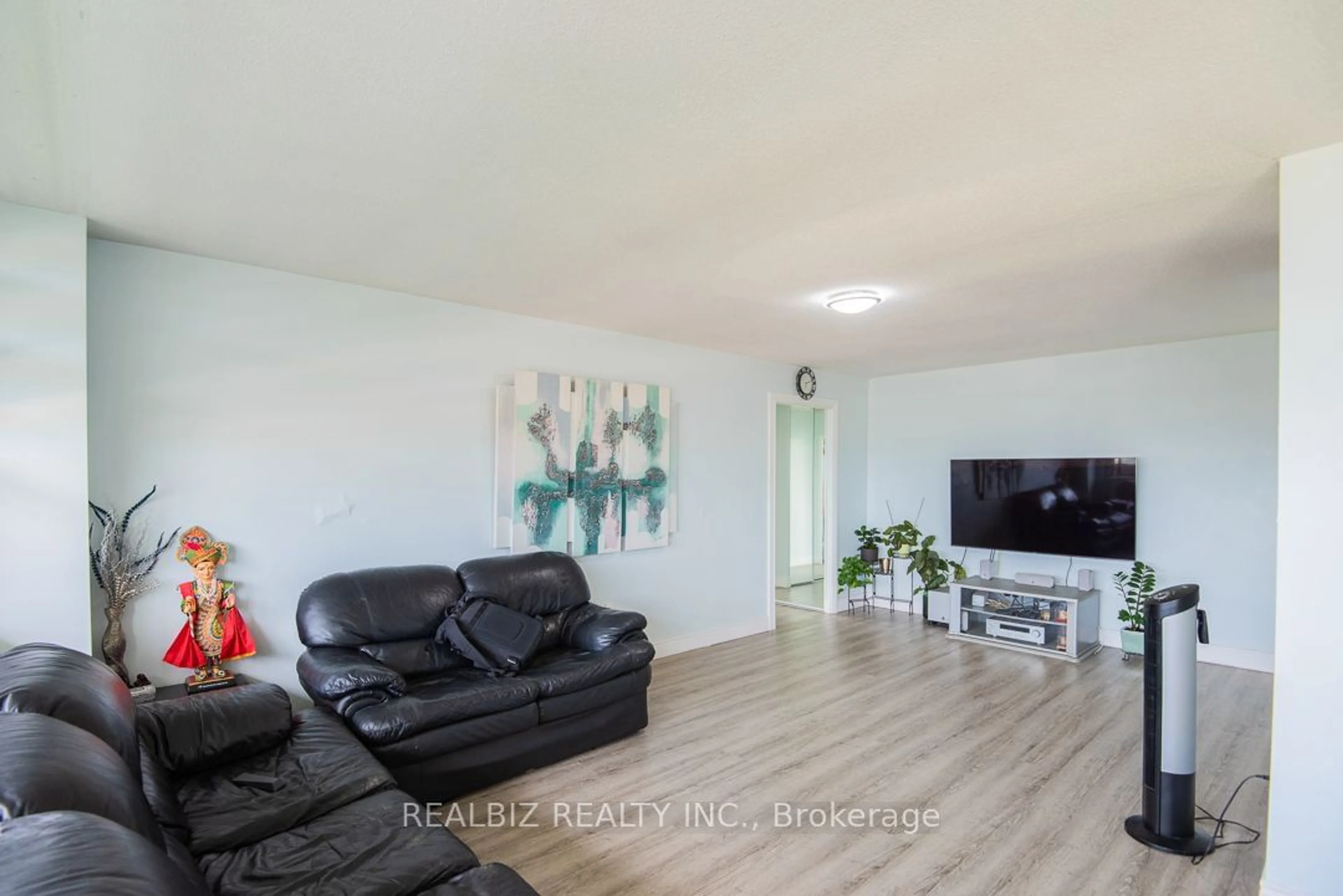 Living room for 1455 Lawrence Ave #1702, Toronto Ontario M6L 1B1