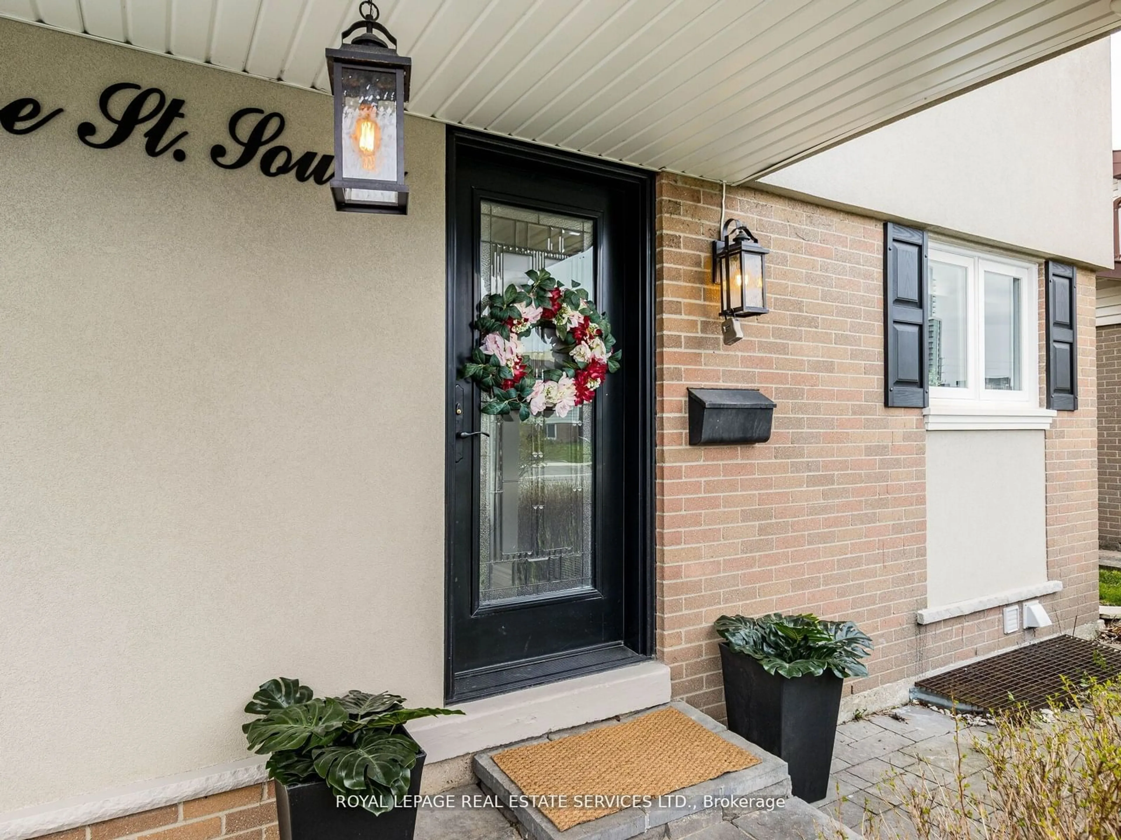 Indoor entryway, wood floors for 67 Centre St, Brampton Ontario L6W 2X7