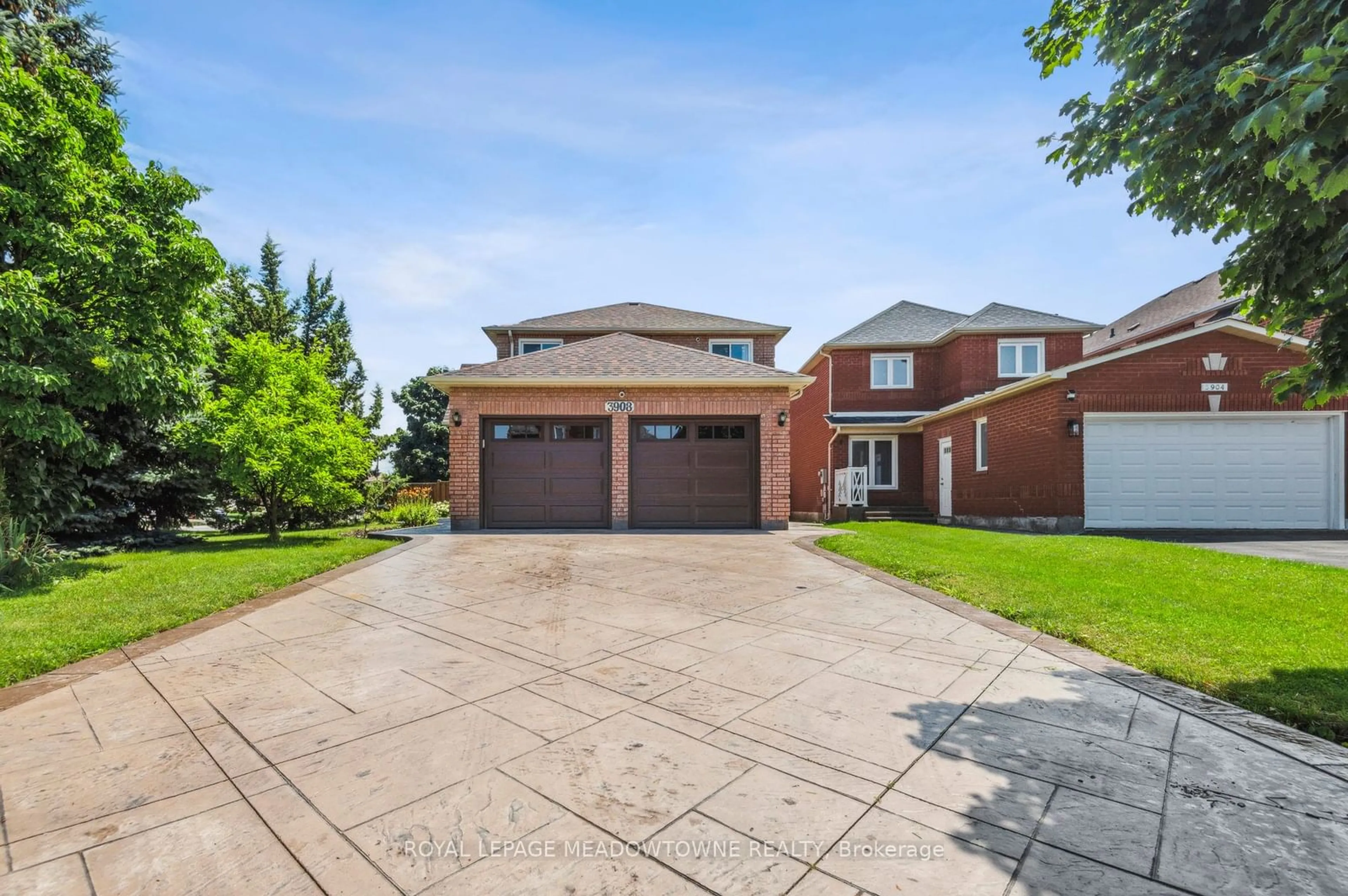 Frontside or backside of a home for 3908 Densbury Dr, Mississauga Ontario L5N 6Y9