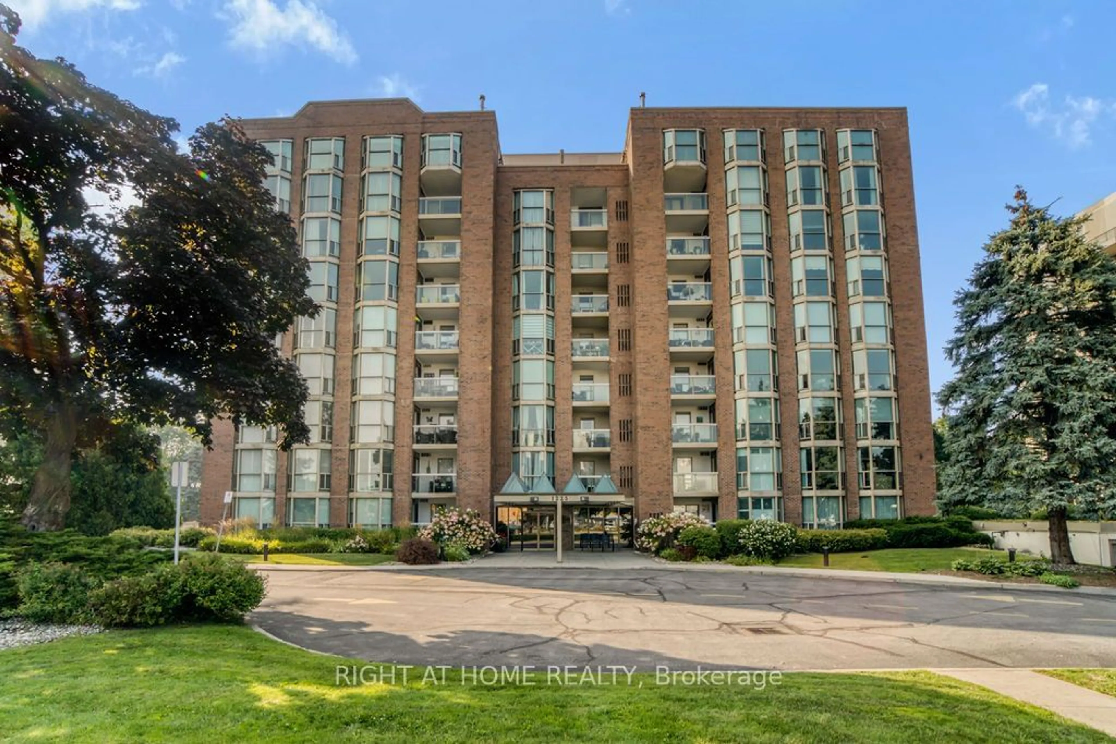 A pic from exterior of the house or condo for 1225 North Shore Blvd #608, Burlington Ontario L7S 1Z6