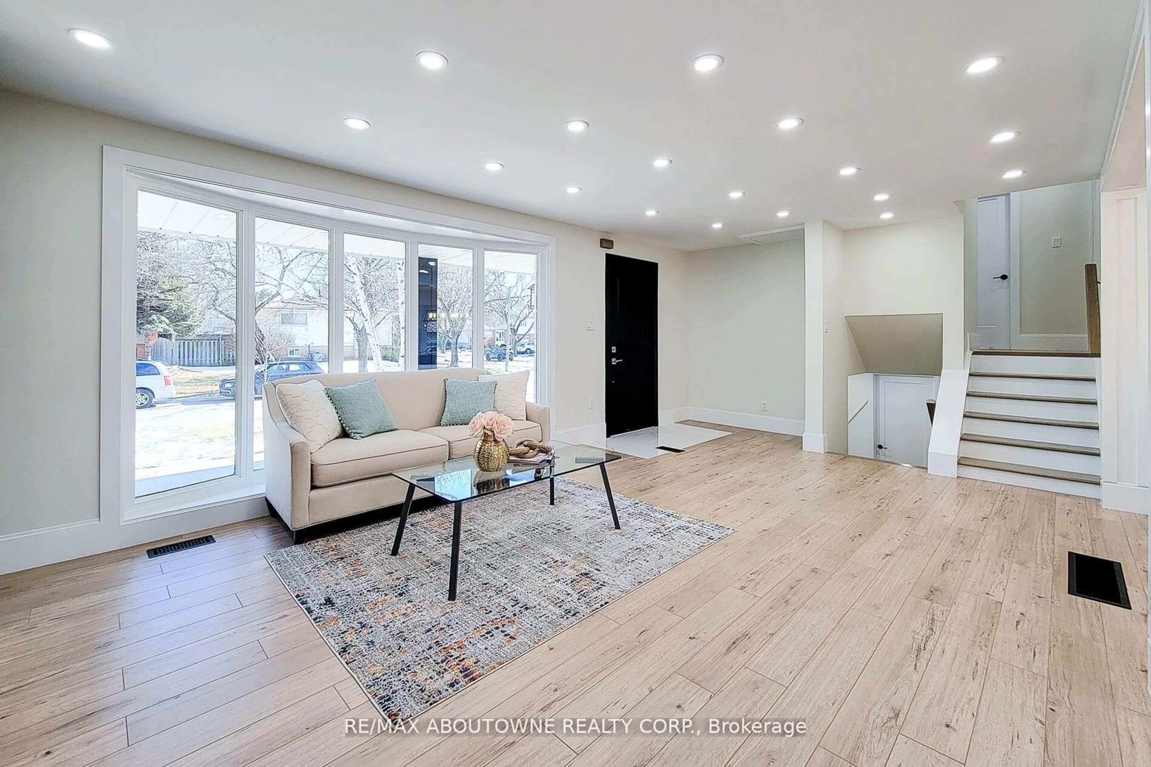 Living room, wood floors for 602 Jennifer Cres, Burlington Ontario L7N 3B1