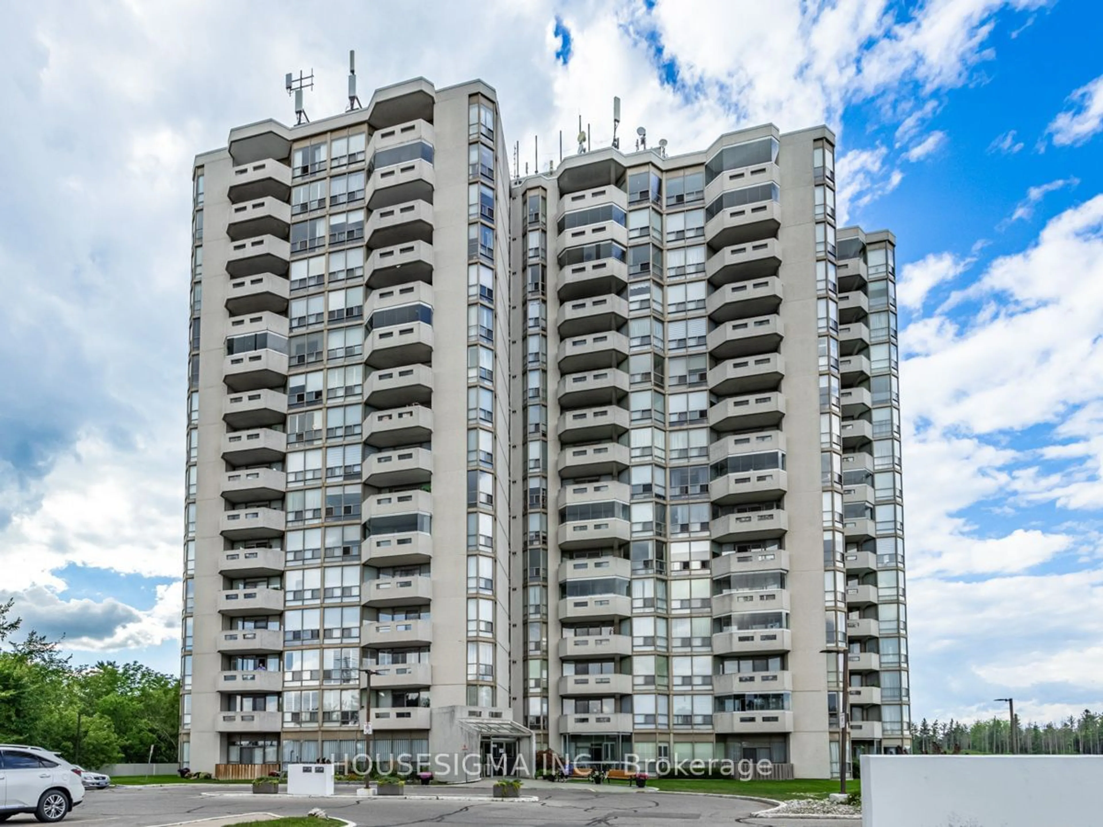 A pic from exterior of the house or condo, the front or back of building for 20 Mcfarlane Dr #604, Halton Hills Ontario L7G 5J8