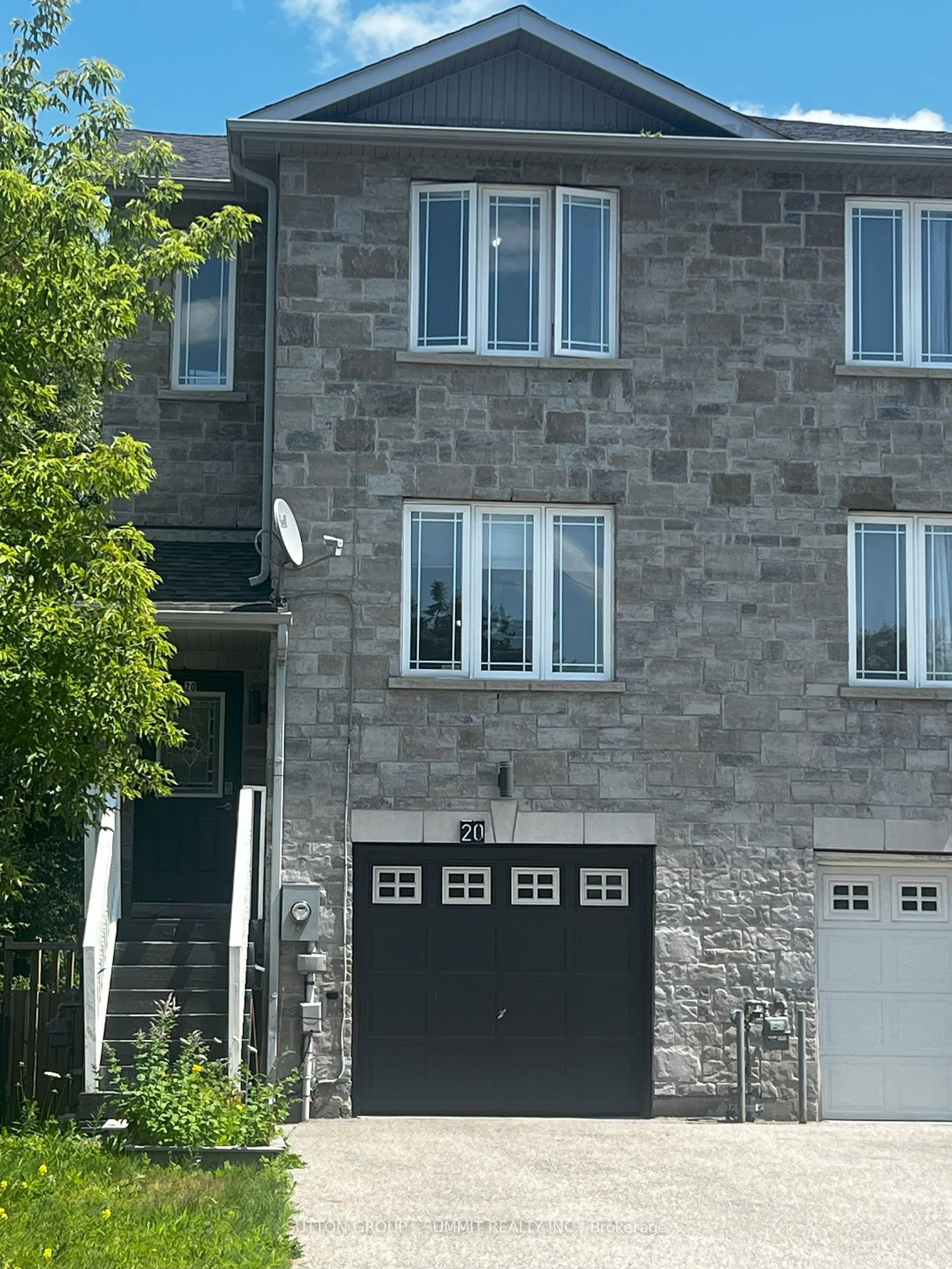 A pic from exterior of the house or condo for 20 Sherbourne Ave, Orangeville Ontario L9W 2A6