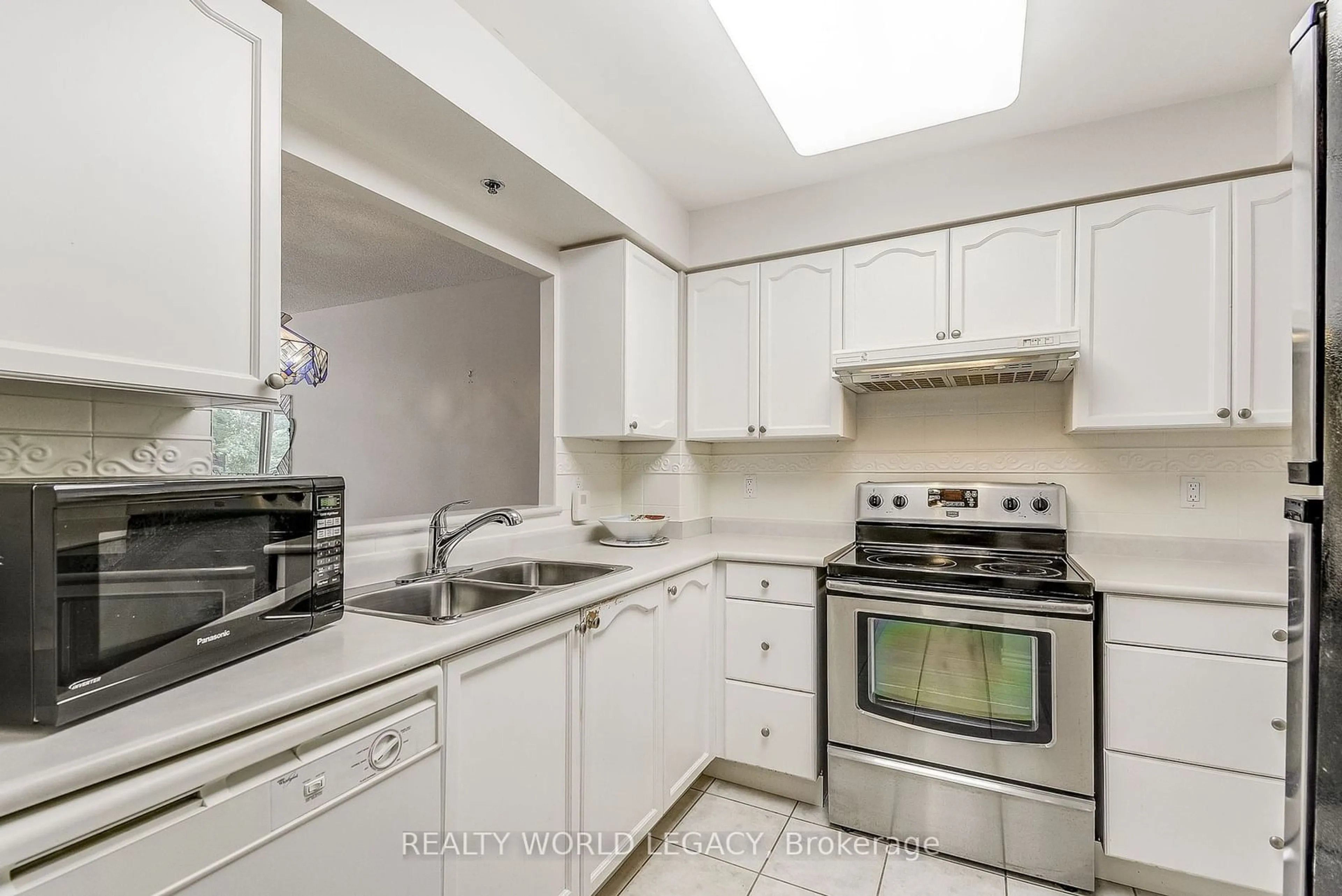 Standard kitchen, wood floors, cottage for 100 Burloak Dr #2405, Burlington Ontario L7L 6P6