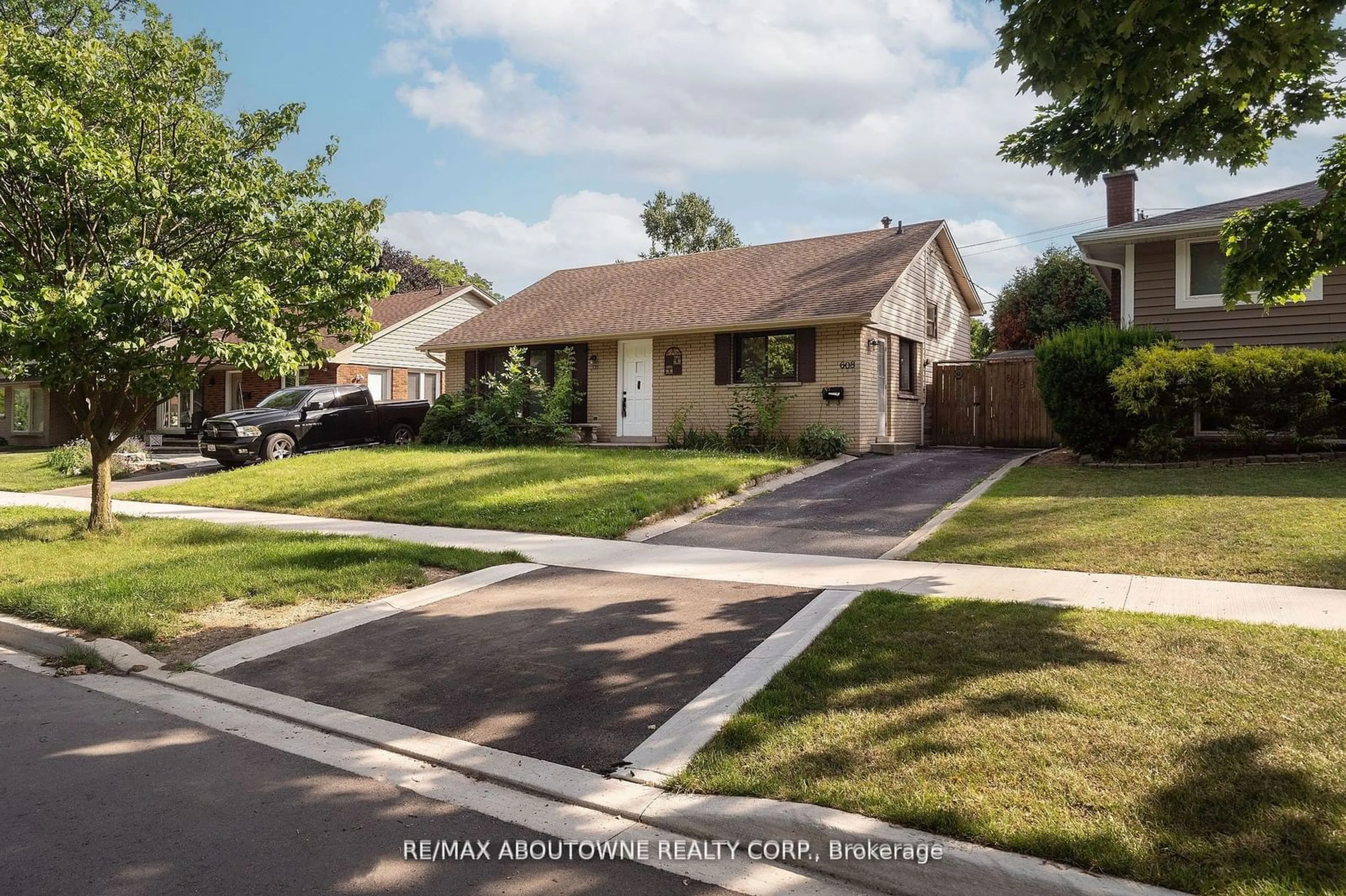 Frontside or backside of a home, the street view for 608 Thornwood Ave, Burlington Ontario L7N 3B8