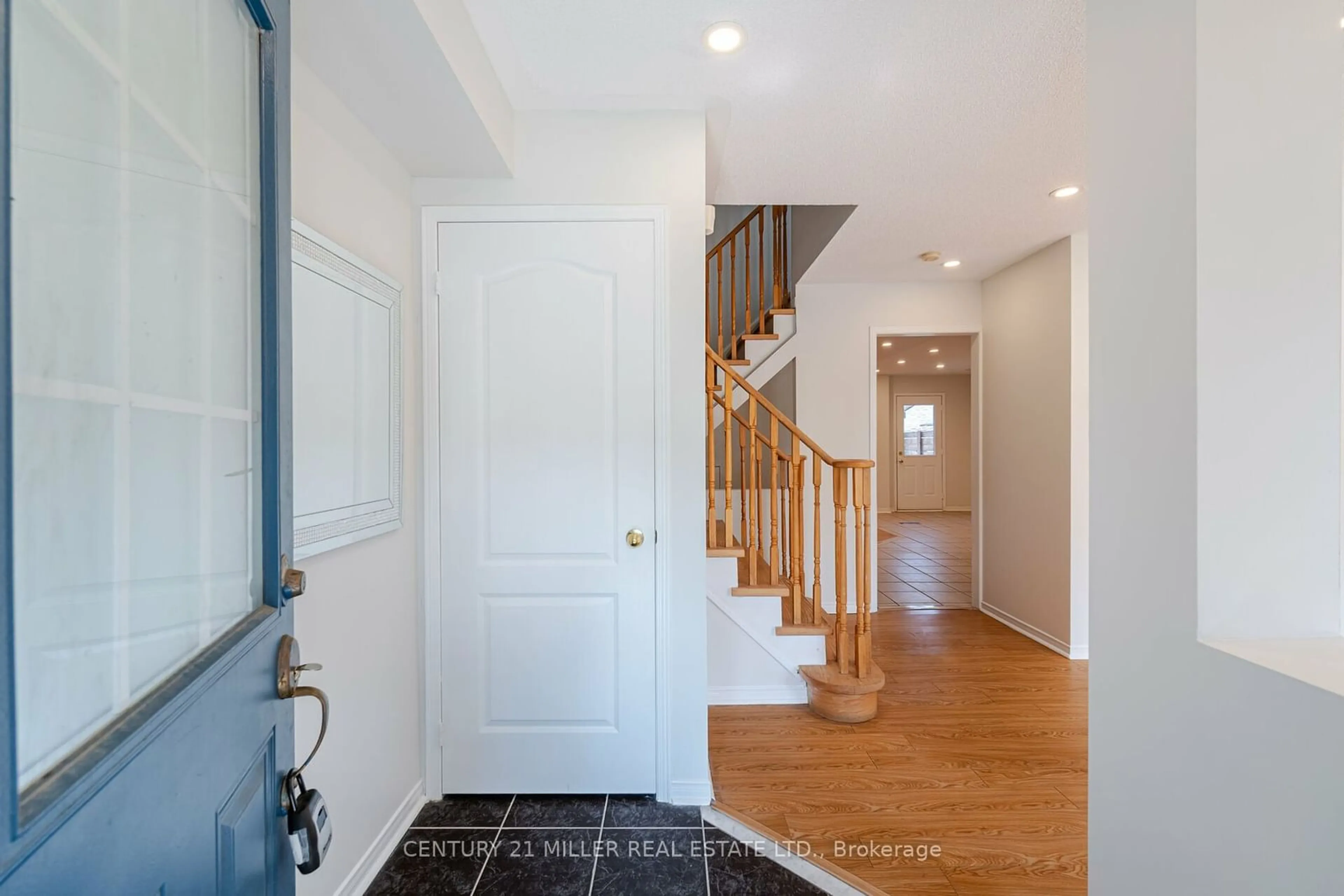 Indoor entryway, wood floors for 5953 Tenth Line, Mississauga Ontario L5M 6K7