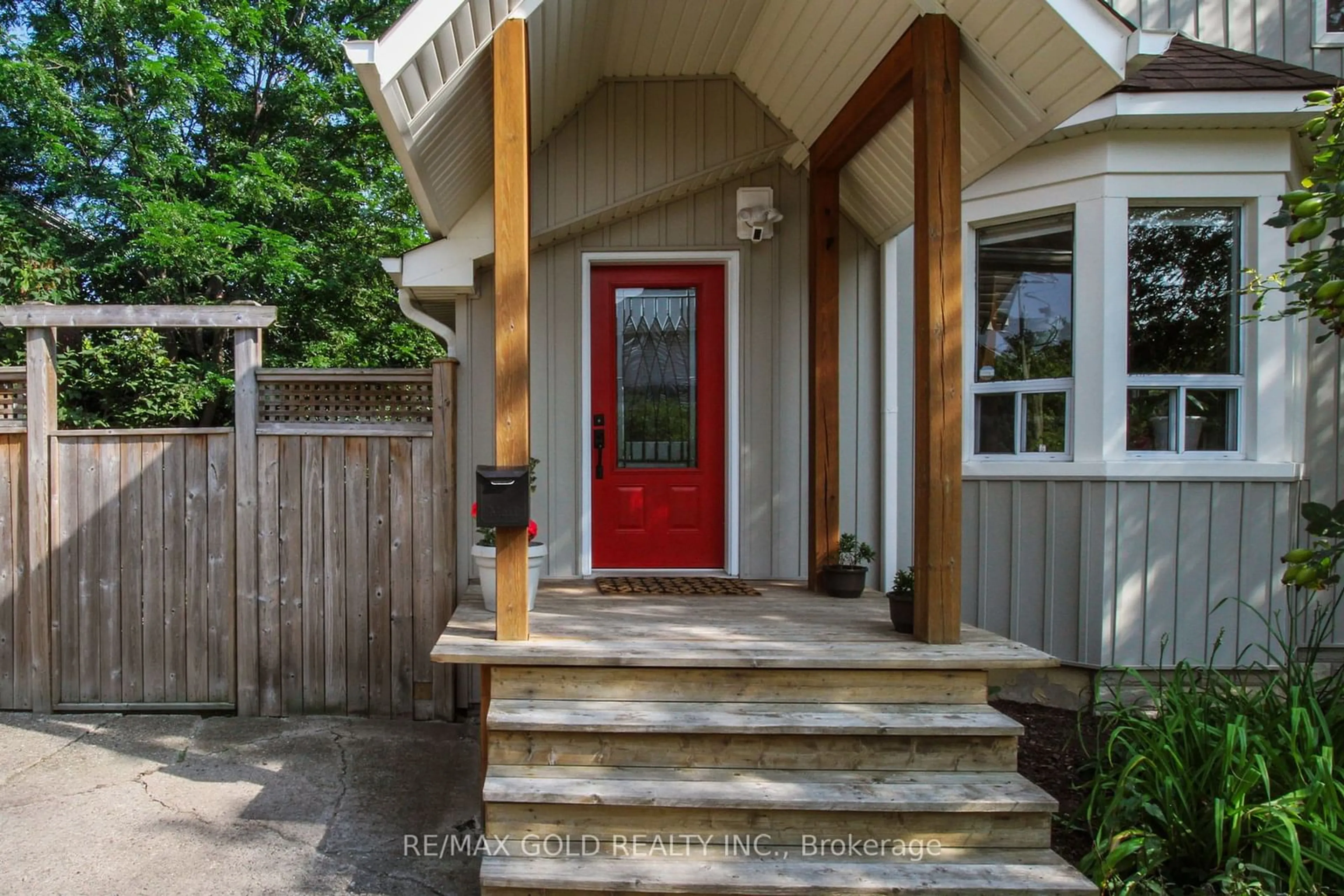 Indoor entryway for 70 West St, Brampton Ontario L6X 1V9