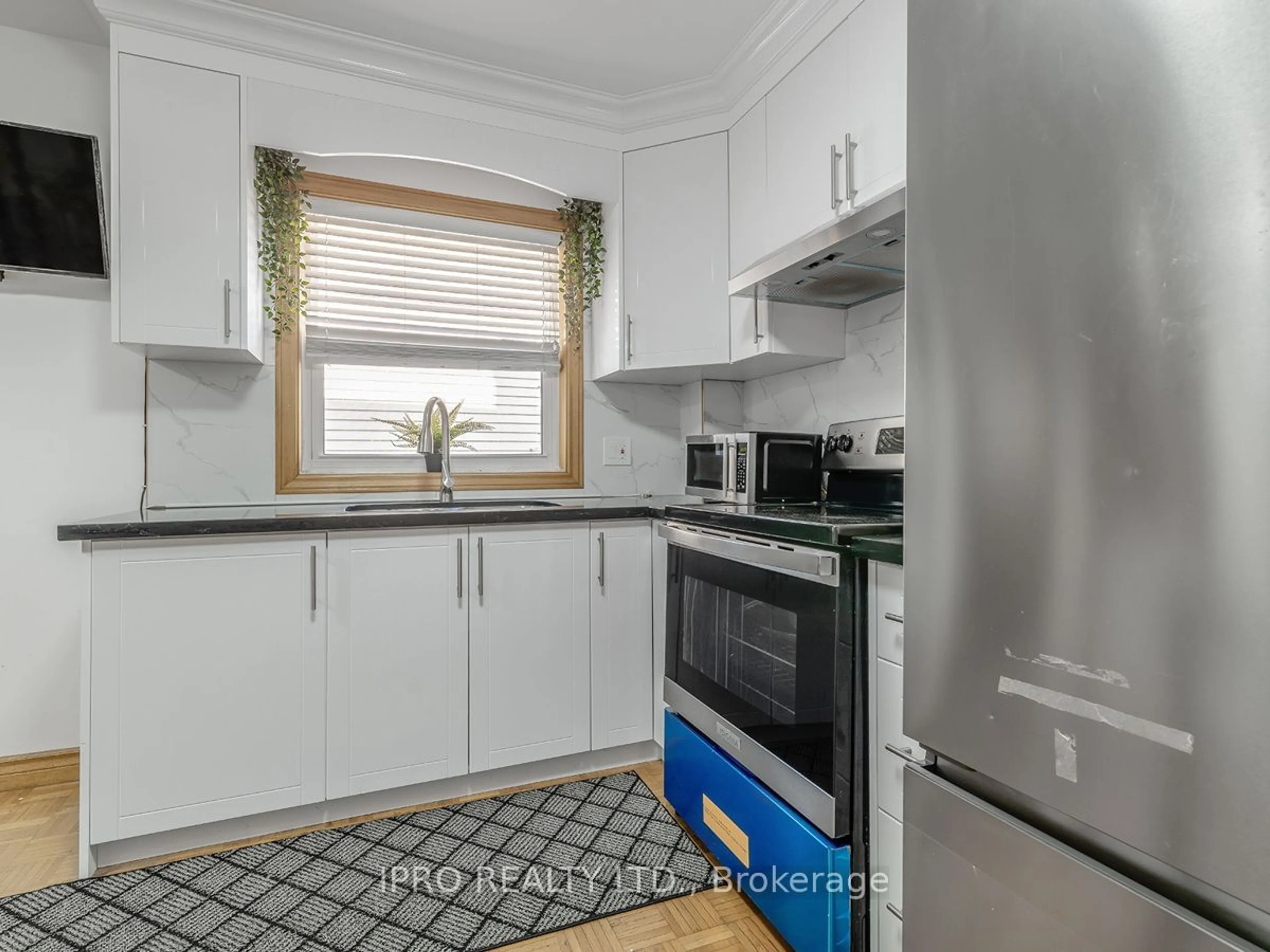 Standard kitchen, cottage for 22 Holmesdale Cres, Toronto Ontario M6E 1Y6