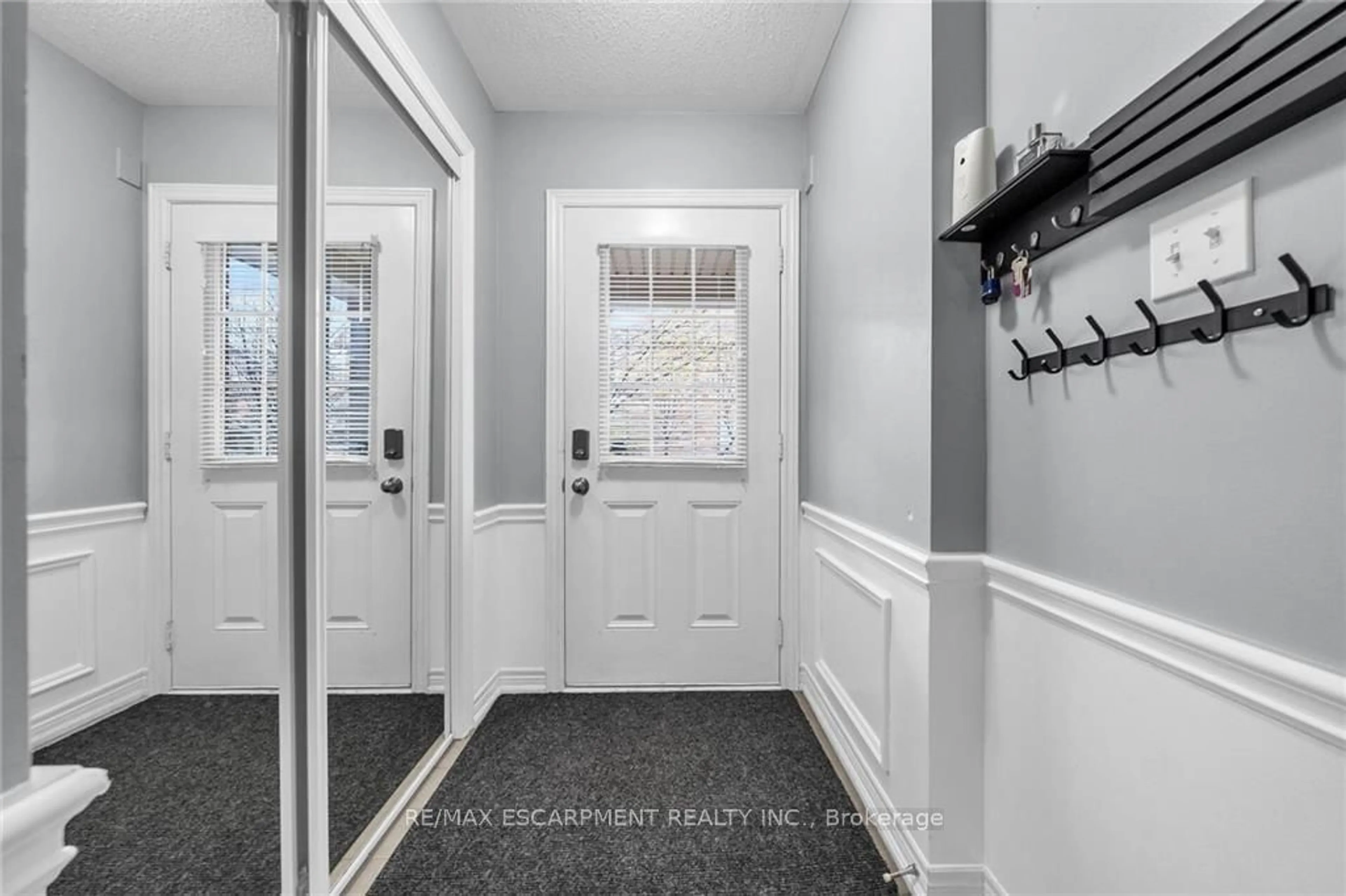 Indoor entryway, wood floors for 233 Duskywing Way #35, Oakville Ontario L6L 0C5