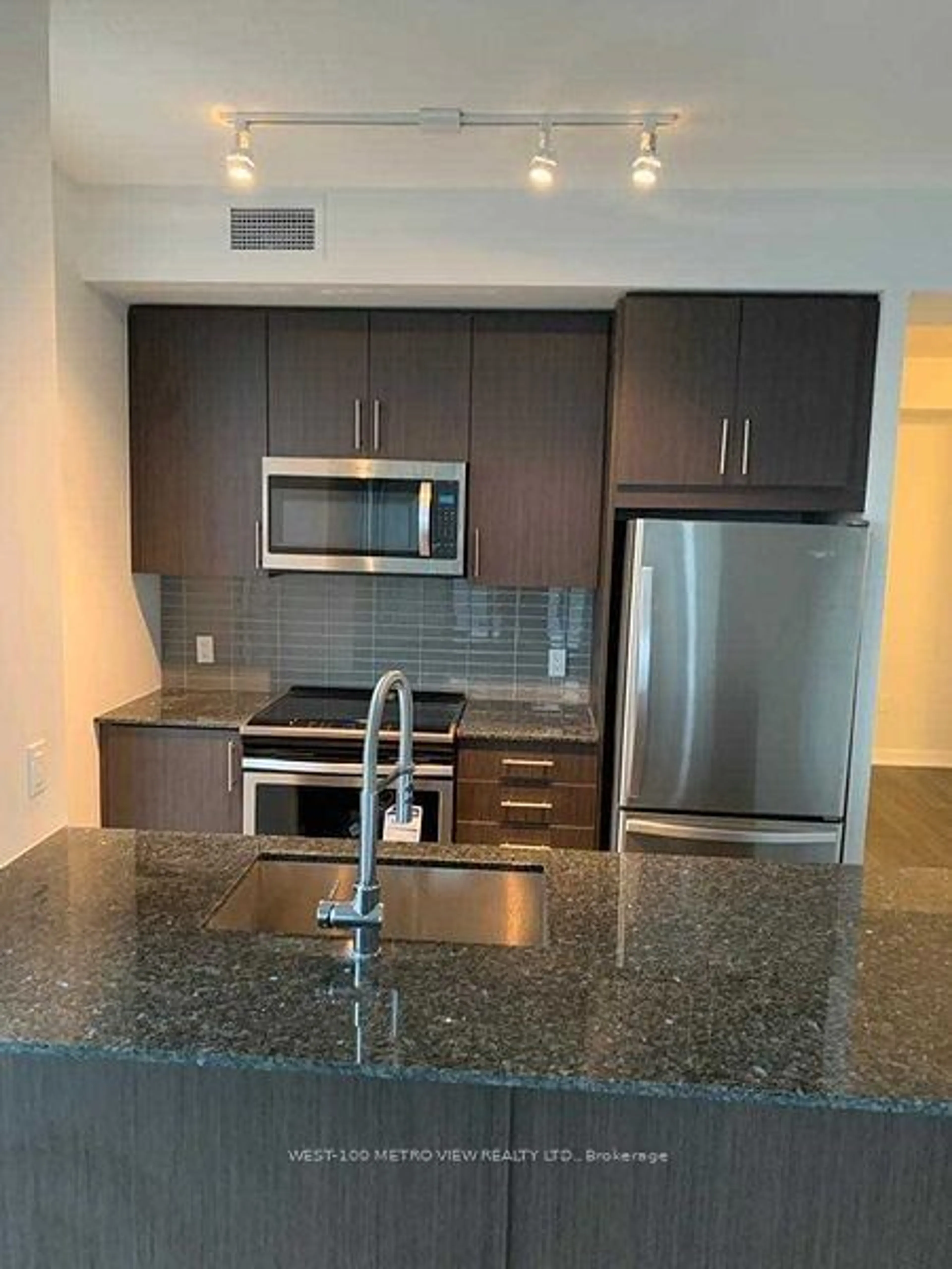 Standard kitchen for 4055 Parkside Village Dr #2012, Mississauga Ontario L5B 0K2