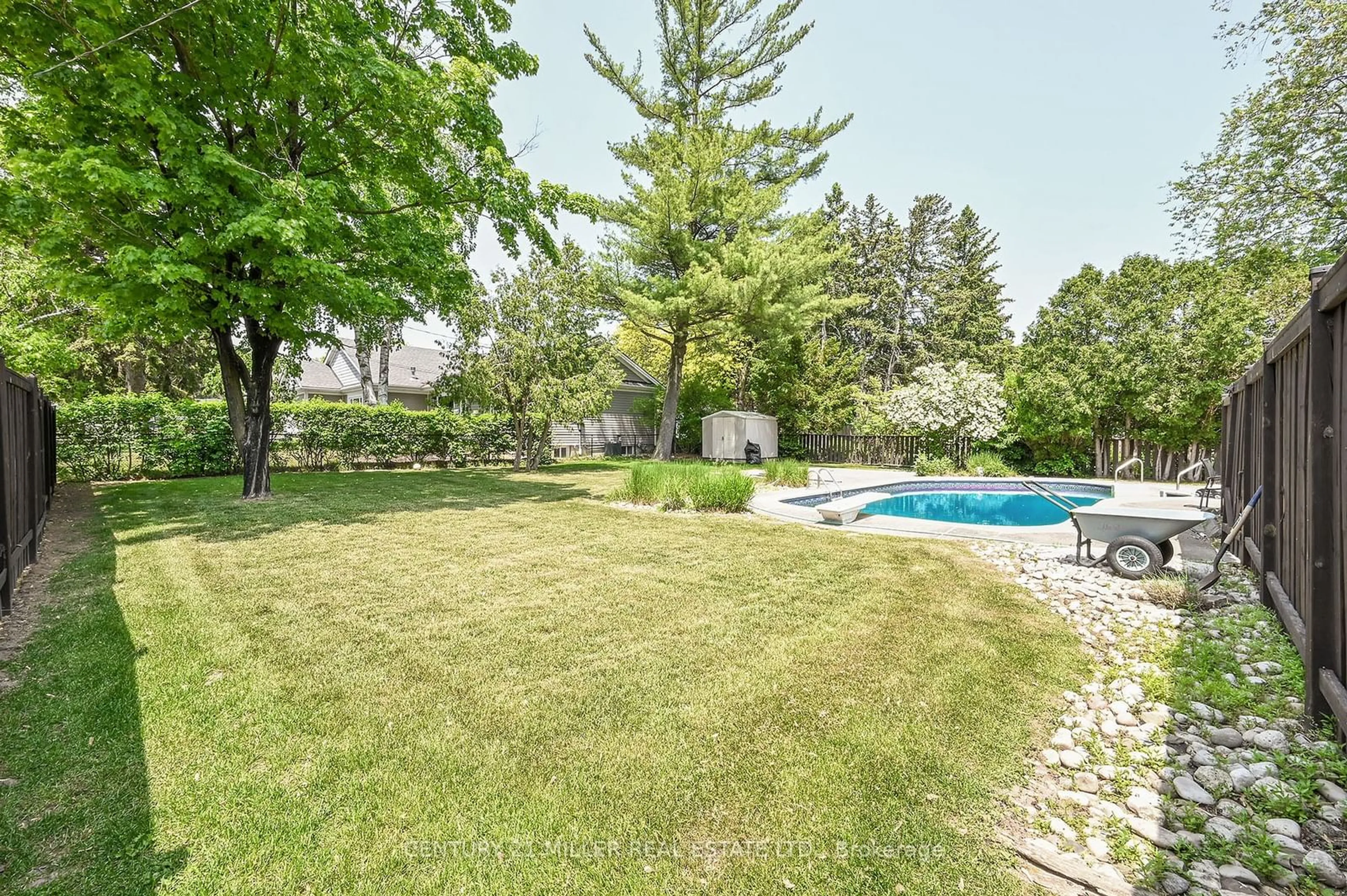 Indoor or outdoor pool for 179 Townsend Ave, Burlington Ontario L7T 1Z3