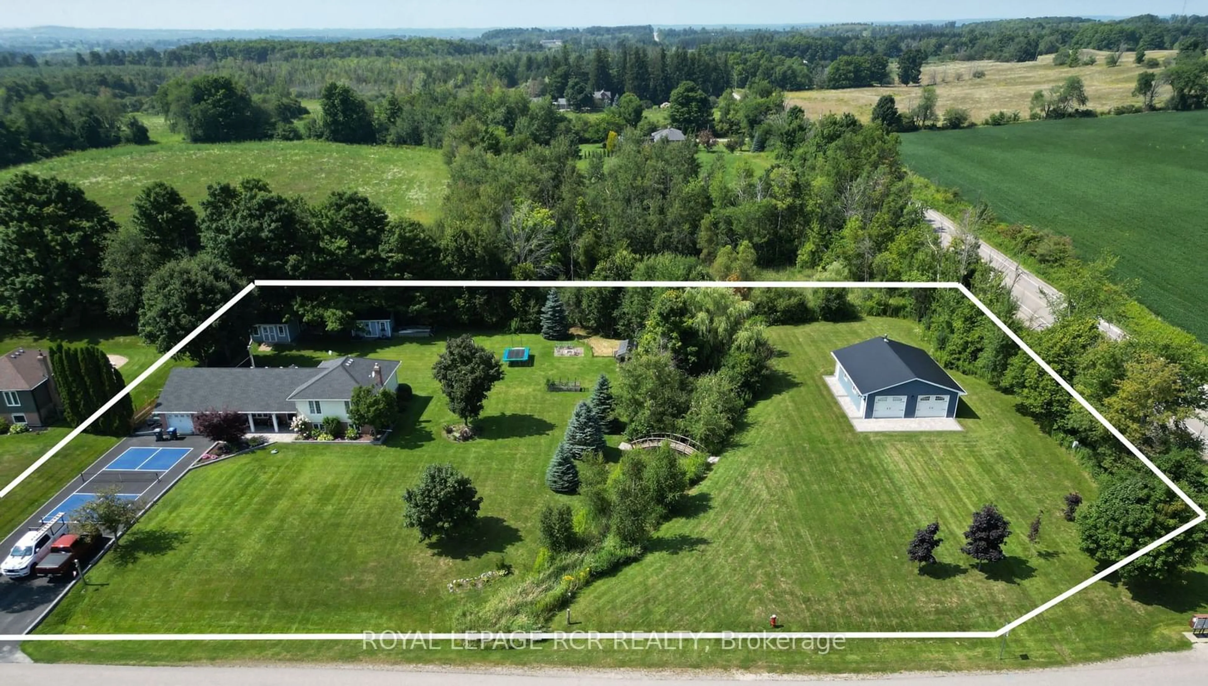 Fenced yard for 4 McGregor Drive Dr, Caledon Ontario L7K 0B2