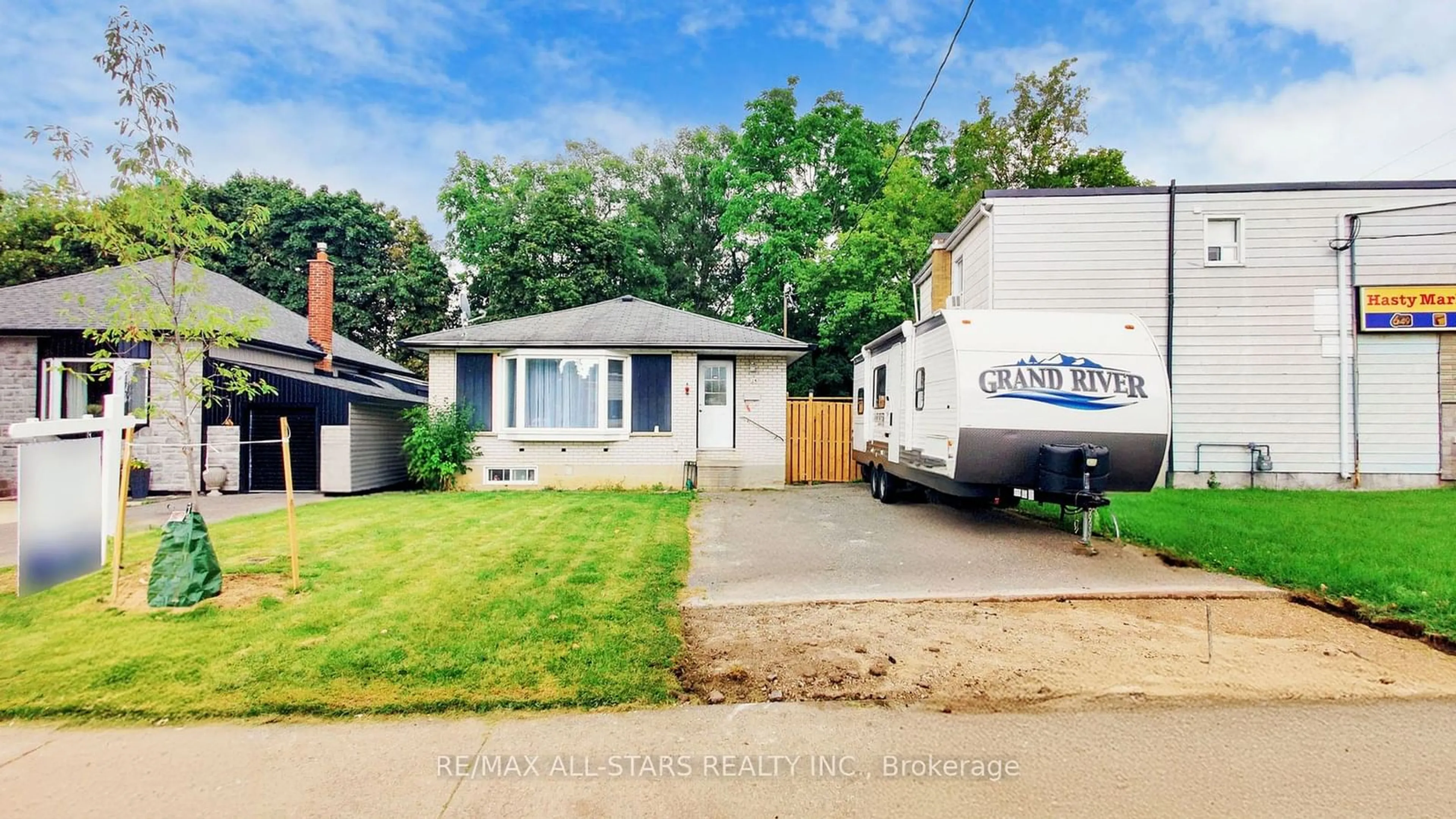 Frontside or backside of a home, the street view for 25 Fraser Ave, Brampton Ontario L6Y 1H6