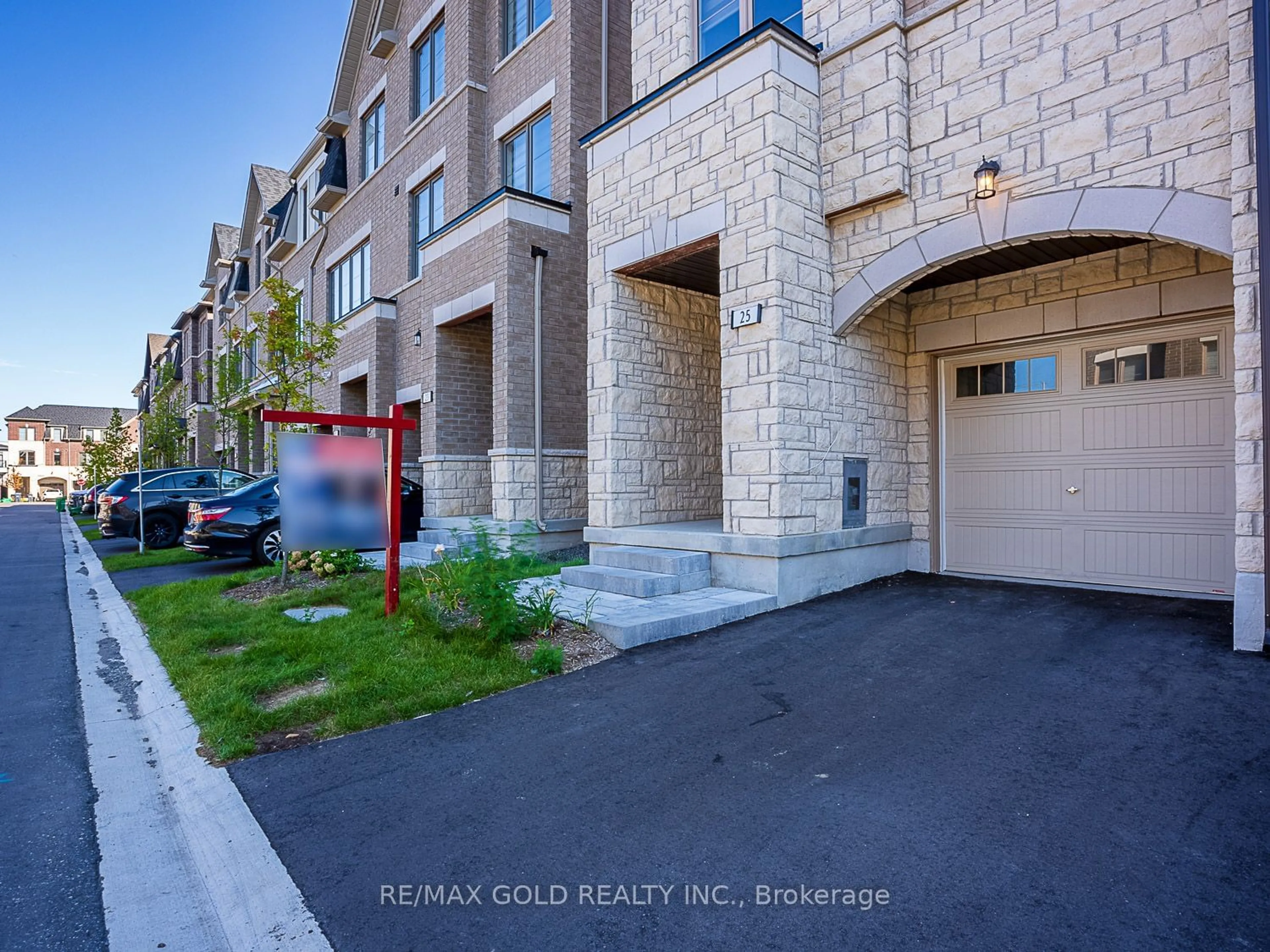 A pic from exterior of the house or condo for 25 Lavinia Rd, Brampton Ontario L6P 0N5