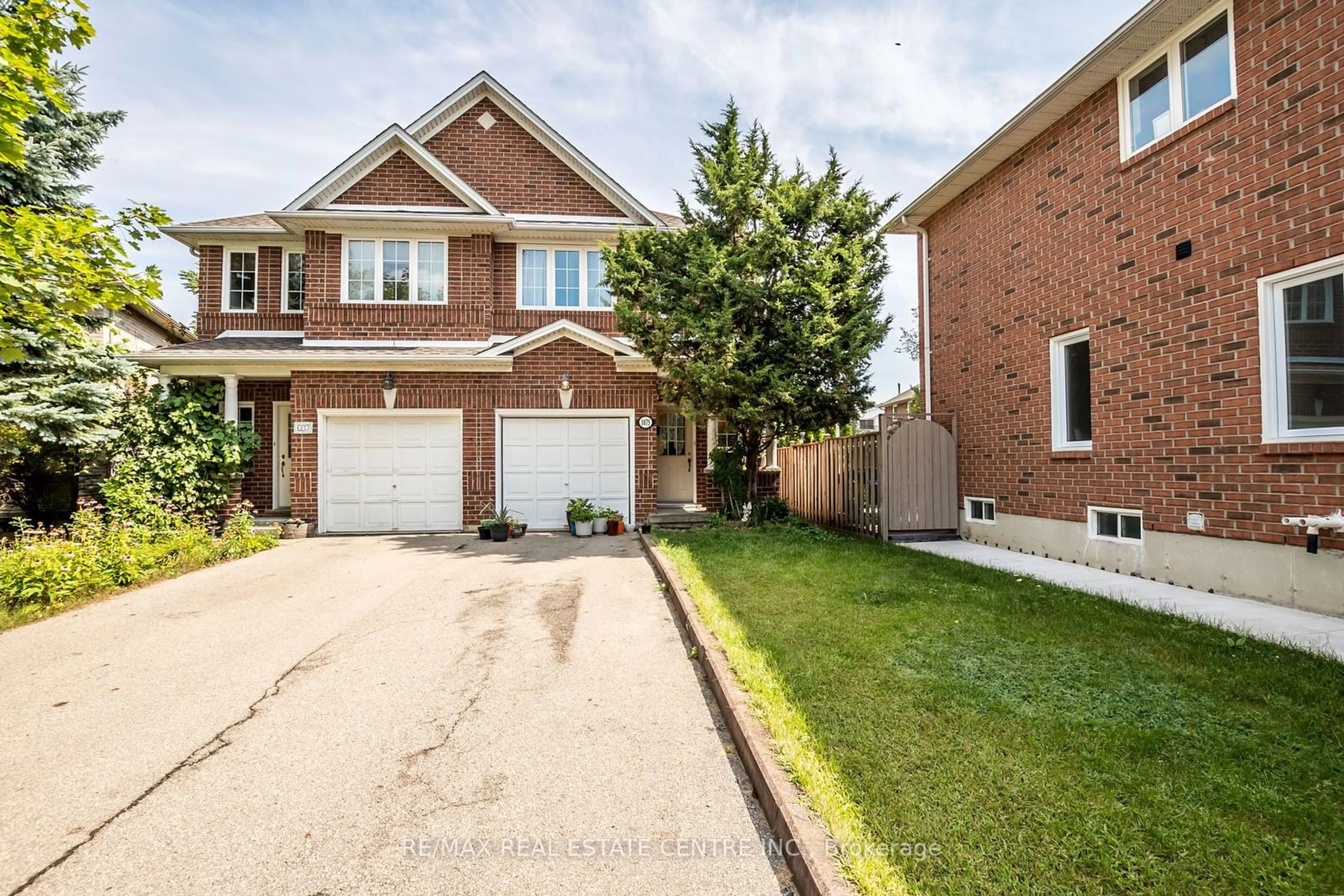 Home with brick exterior material for 1075 Johnson's Lane, Mississauga Ontario L5J 2P7