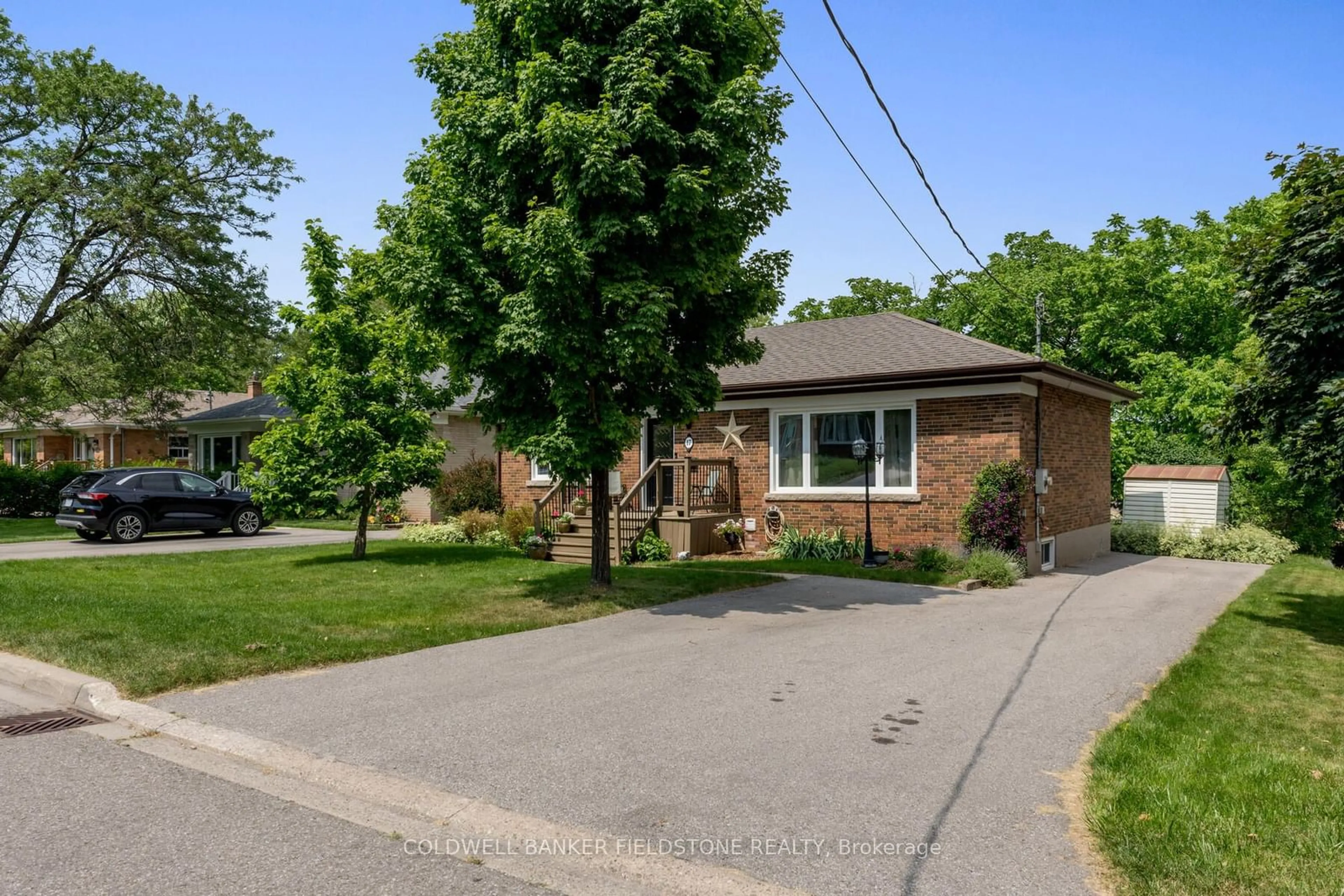 Frontside or backside of a home for 17 Hewson Cres, Halton Hills Ontario L7G 2N8