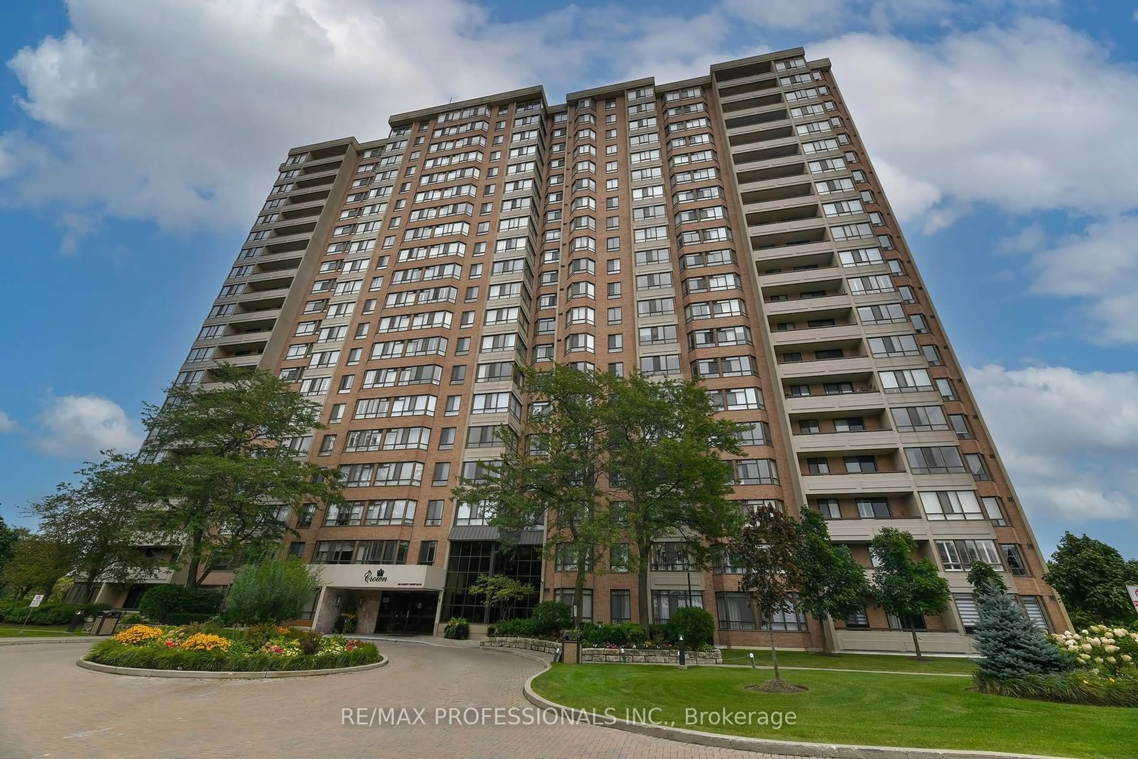 A pic from exterior of the house or condo, the front or back of building for 100 County Court Blvd #103, Brampton Ontario L6W 3X1