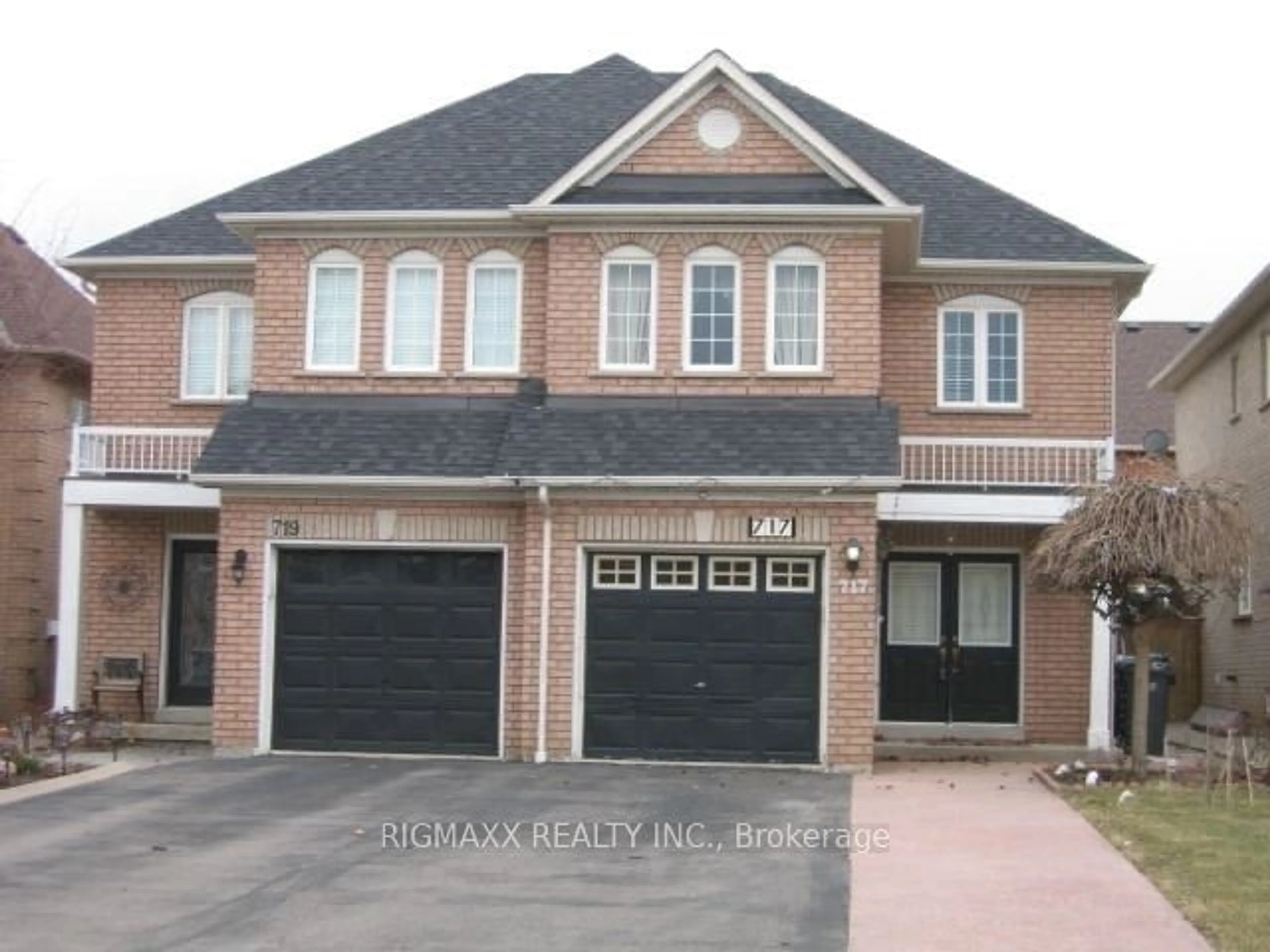 Home with brick exterior material for 717 Dollybird Lane, Mississauga Ontario L5W 1C7