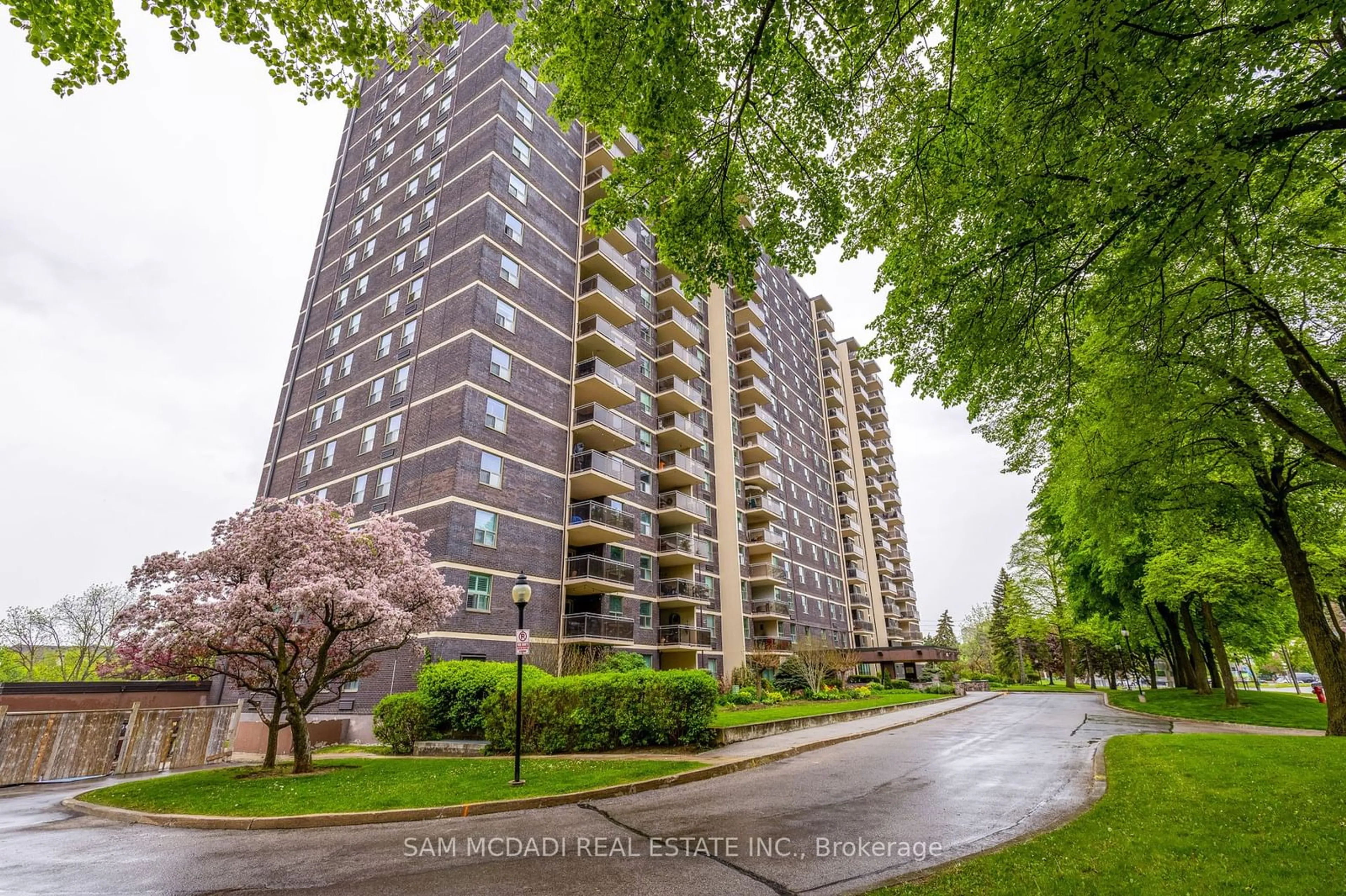 A pic from exterior of the house or condo for 966 Inverhouse Dr #1001, Mississauga Ontario L5J 4B6