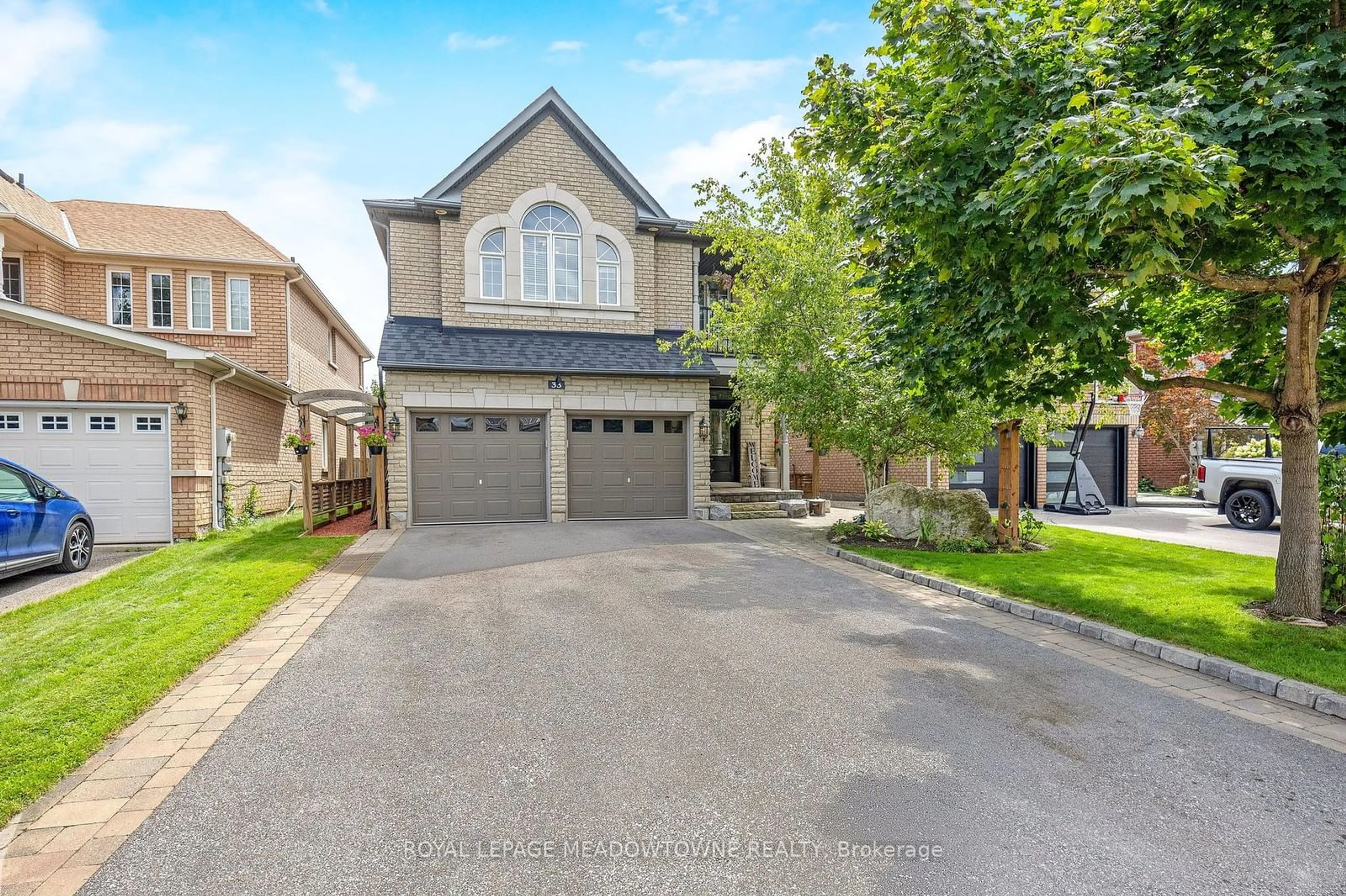 Frontside or backside of a home for 33 Chaplin Cres, Halton Hills Ontario L7G 5Y4