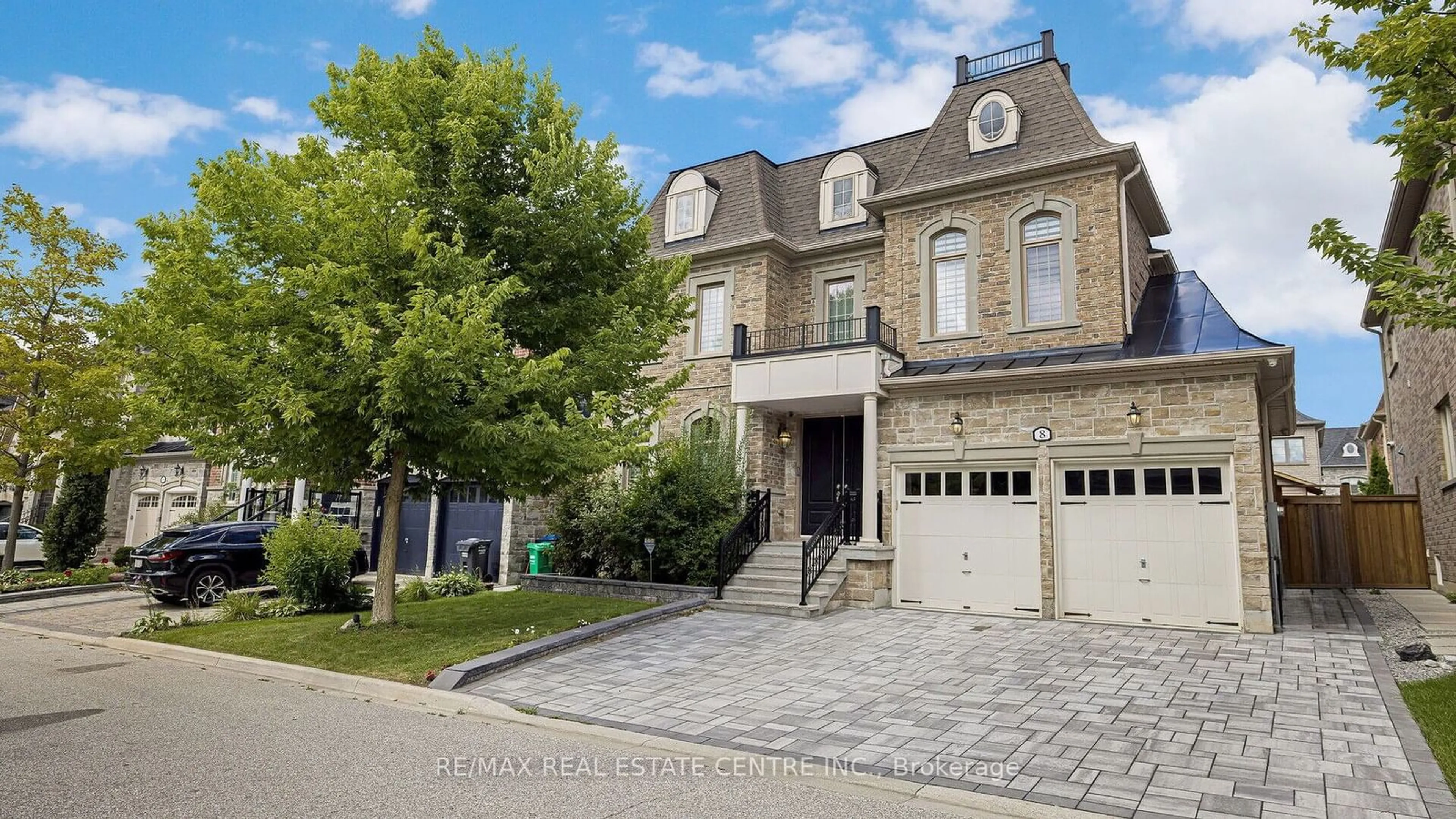 A pic from exterior of the house or condo, the street view for 8 Coach House Crt, Brampton Ontario L6Y 2Y3