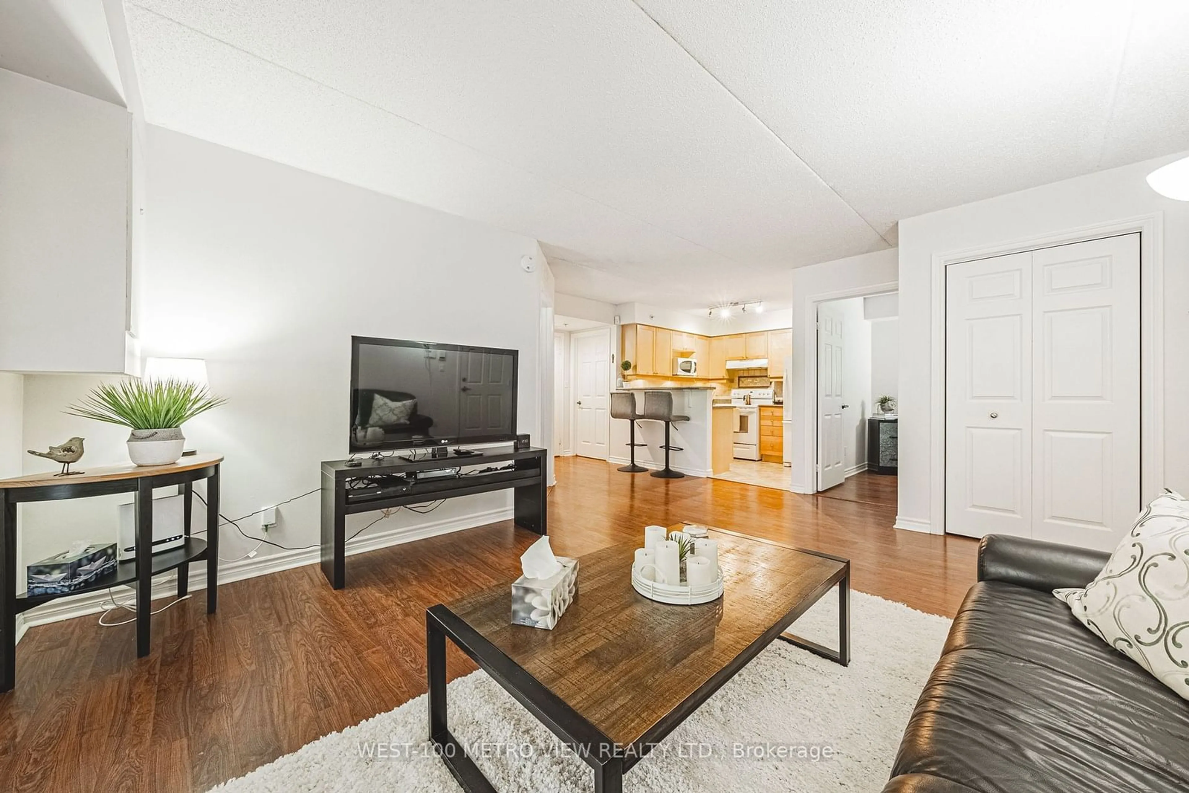 Living room for 1450 Bishops Gate #106, Oakville Ontario L6M 4N1