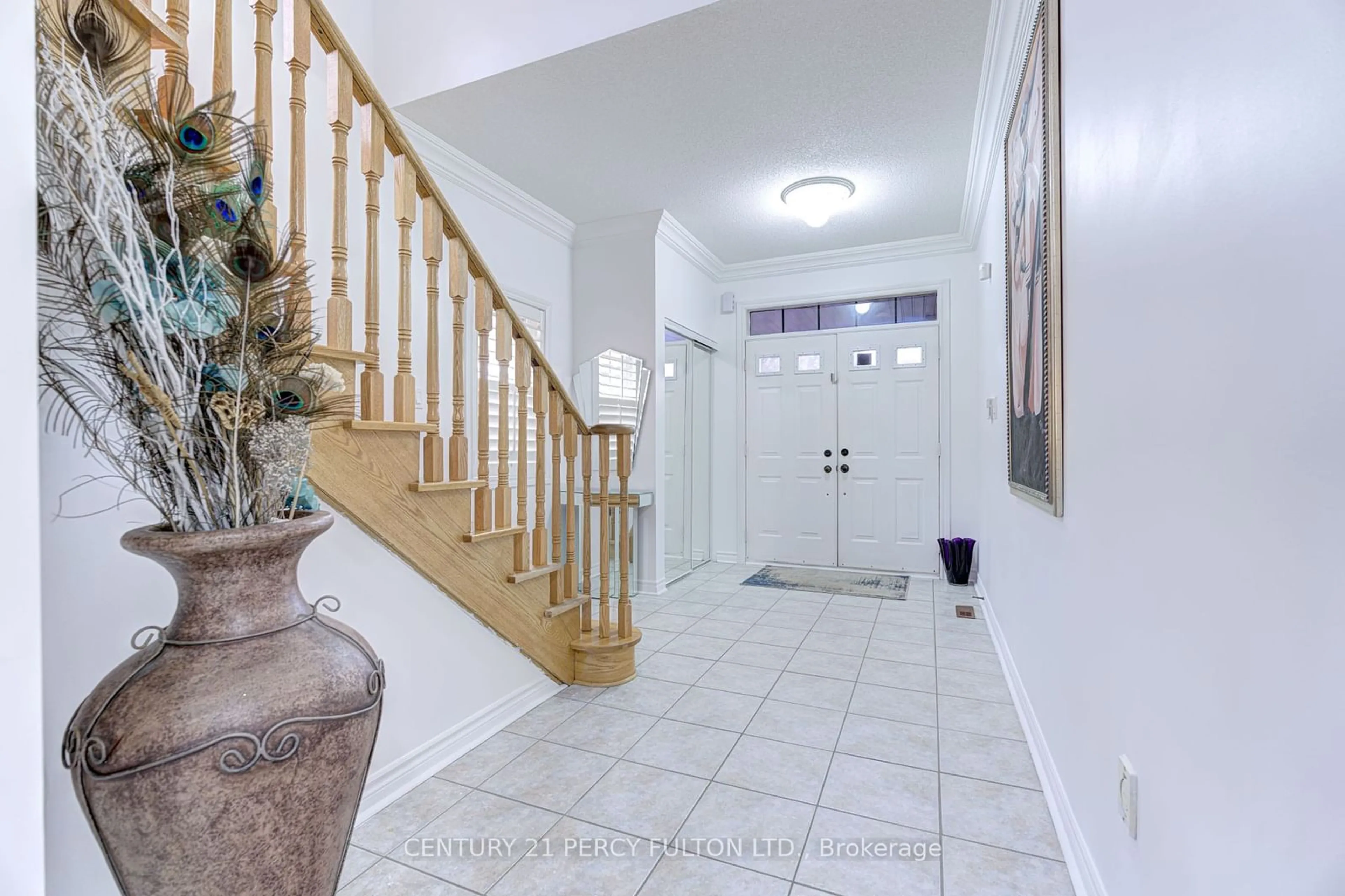 Indoor foyer for 17 Redwillow Rd, Brampton Ontario L6P 2A4