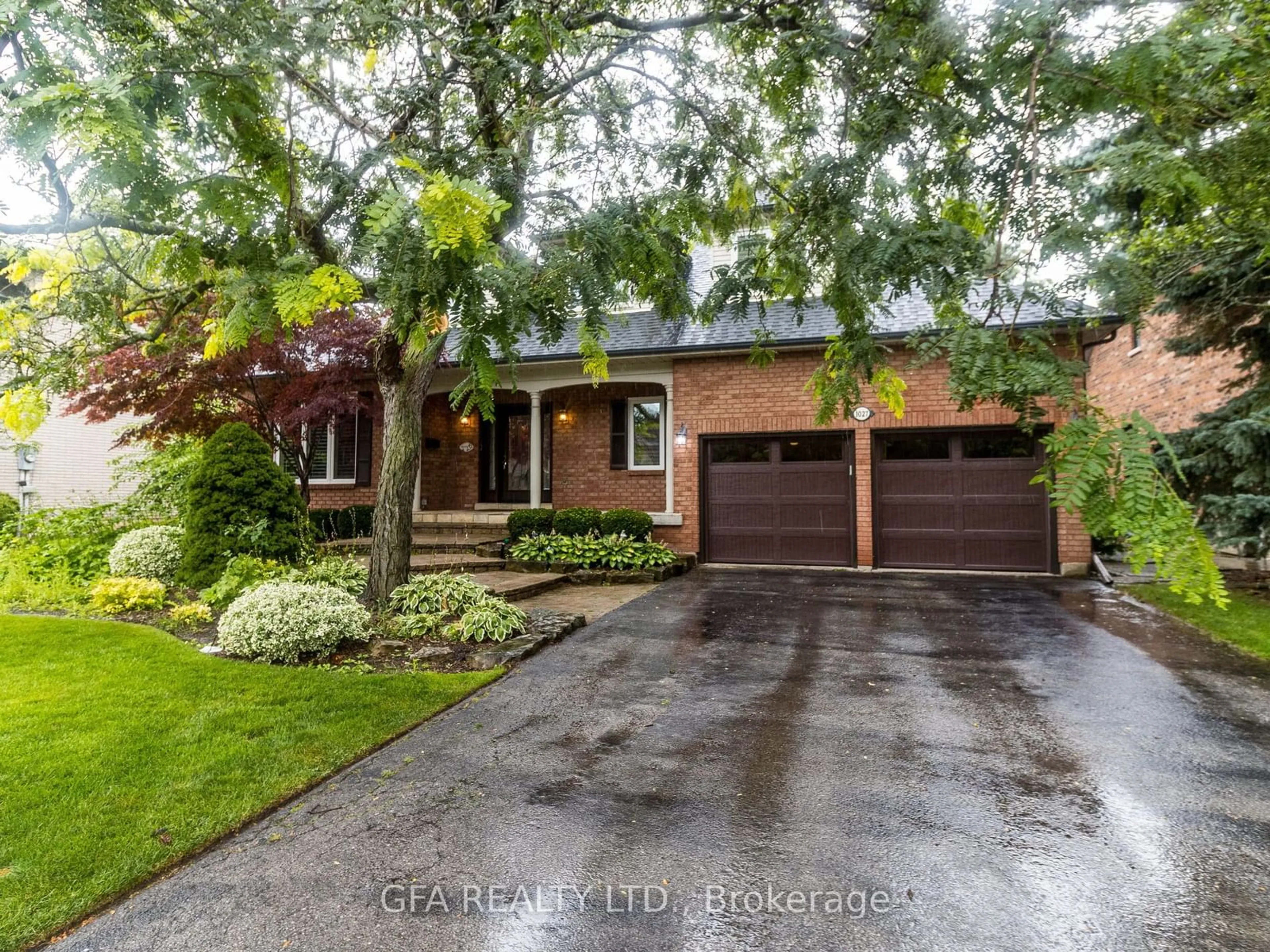 Home with brick exterior material for 1027 Masters Green Dr, Oakville Ontario L6M 2N7