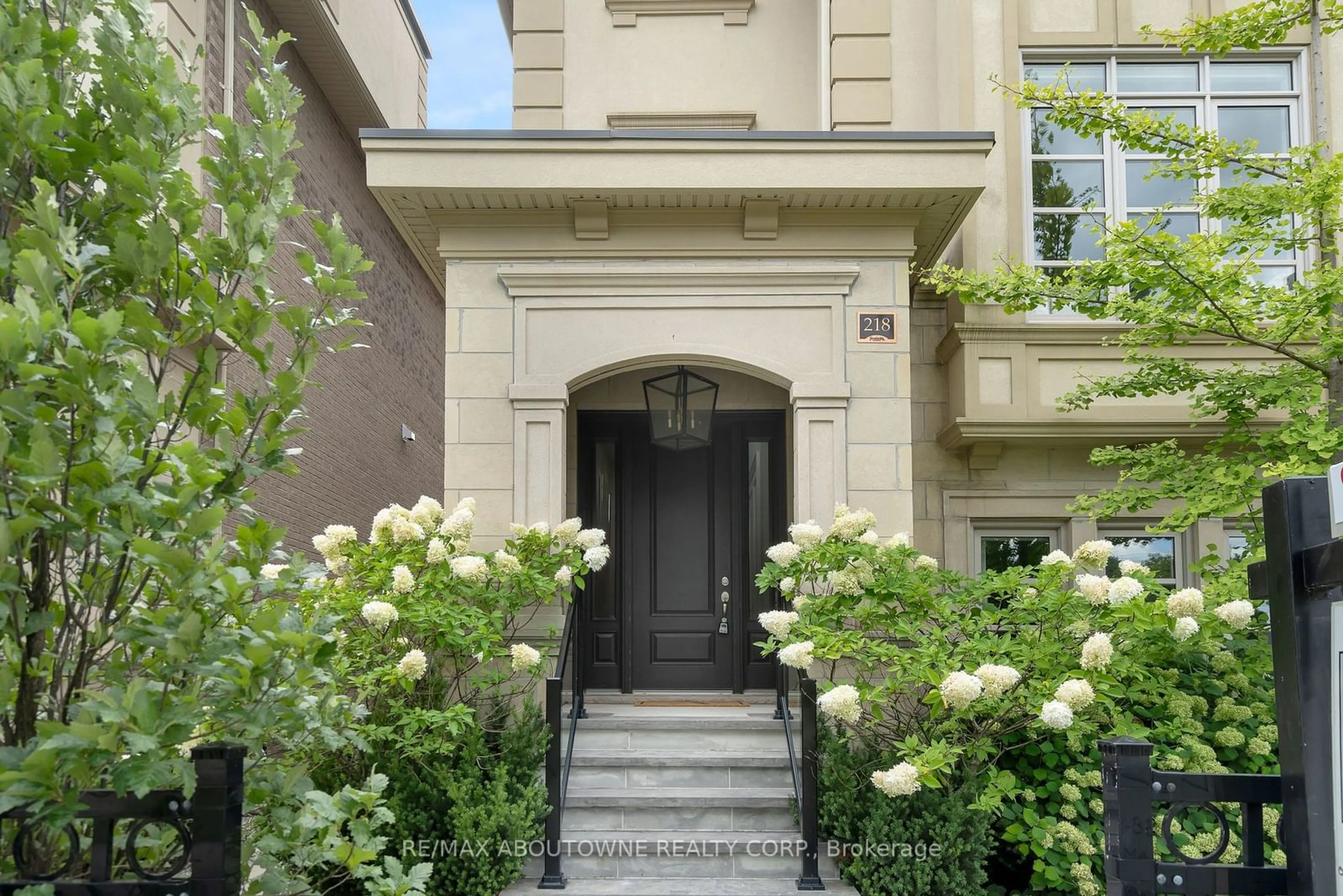 Indoor entryway for 218 Dorval Dr, Oakville Ontario L6K 0H3