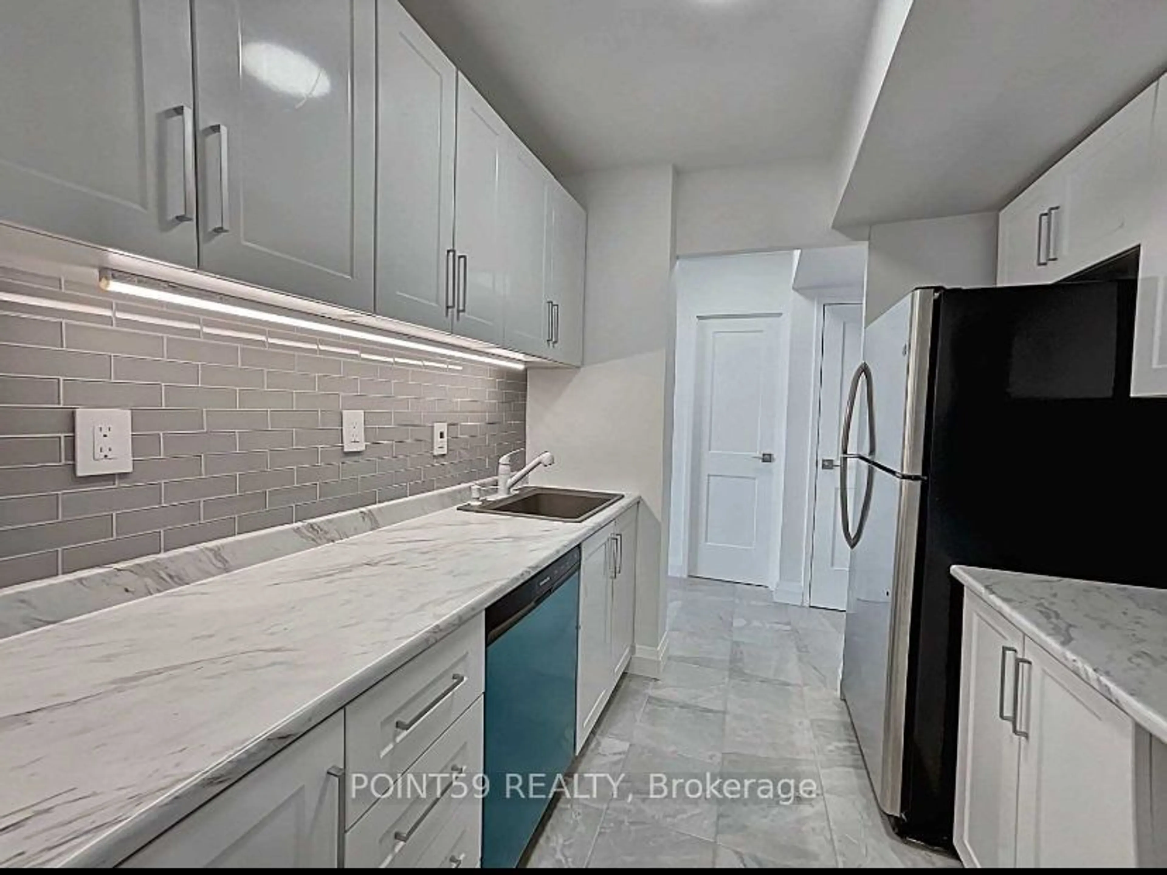 Standard kitchen for 3105 Queen Frederica Dr #1104, Mississauga Ontario L4Y 3A5