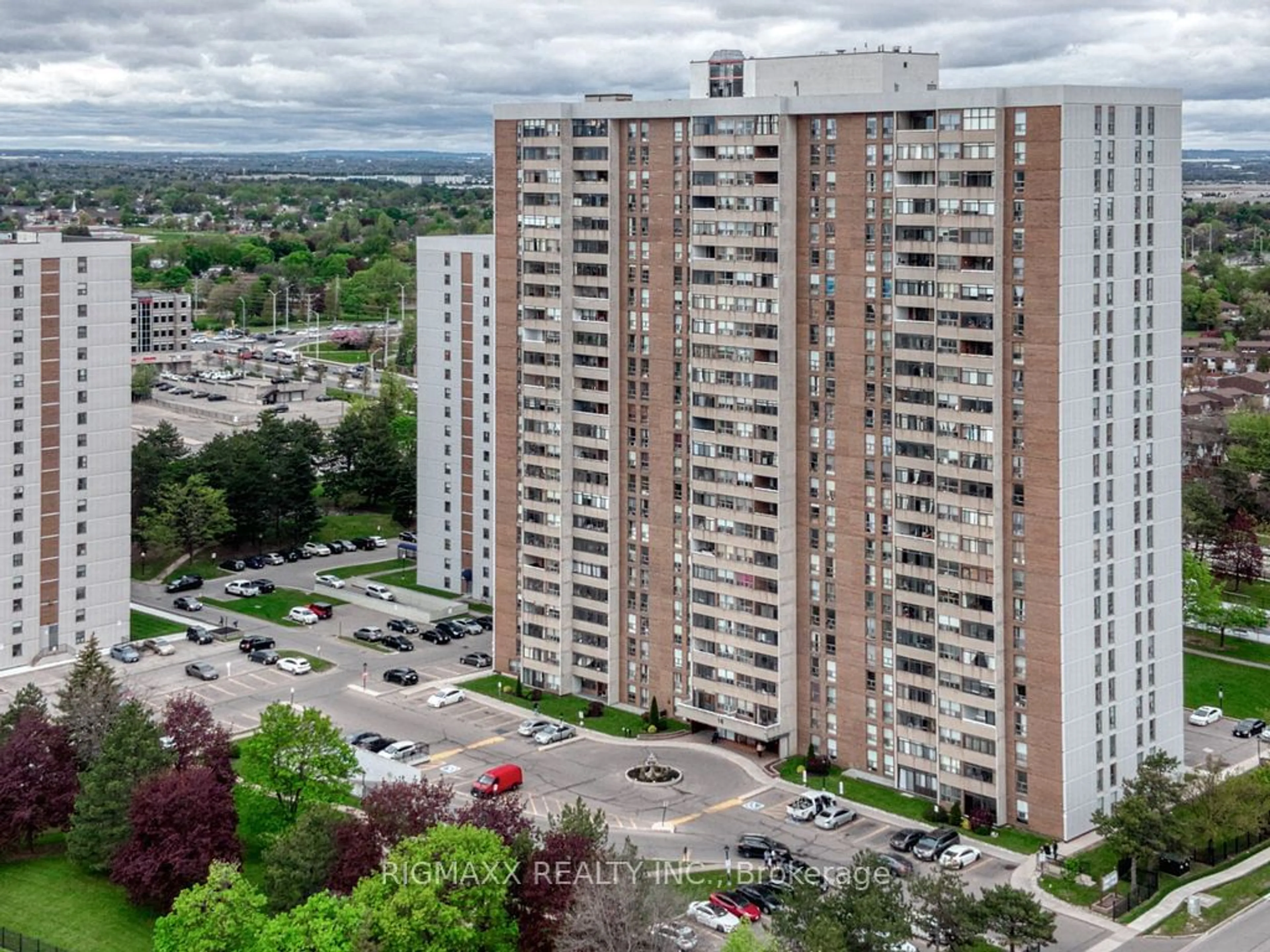 A pic from exterior of the house or condo, the view of city buildings for 18 Knightsbridge Rd #1612, Brampton Ontario L6T 3X5