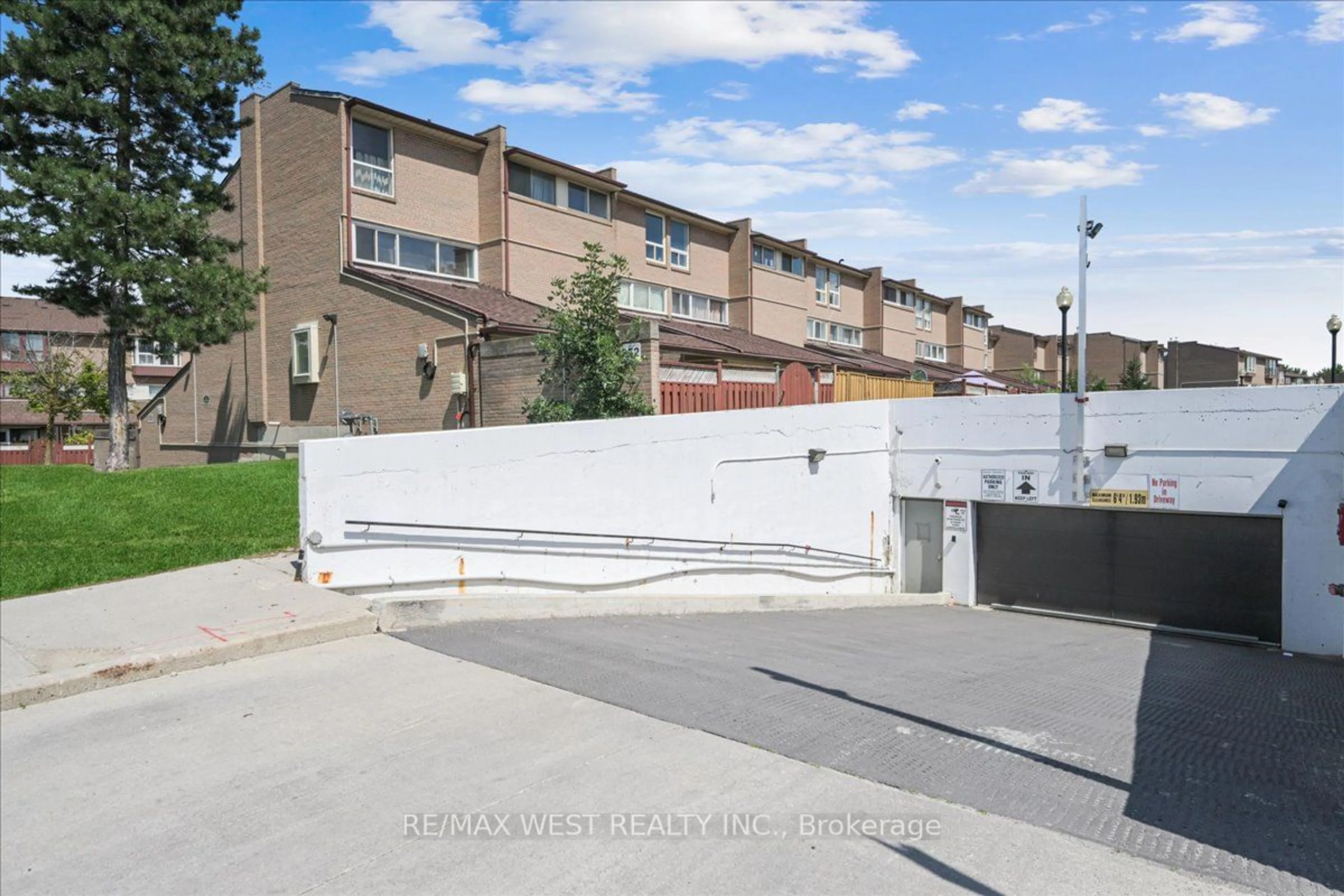 A pic from exterior of the house or condo for 252 John Garland Blvd #181, Toronto Ontario M6V 1N8