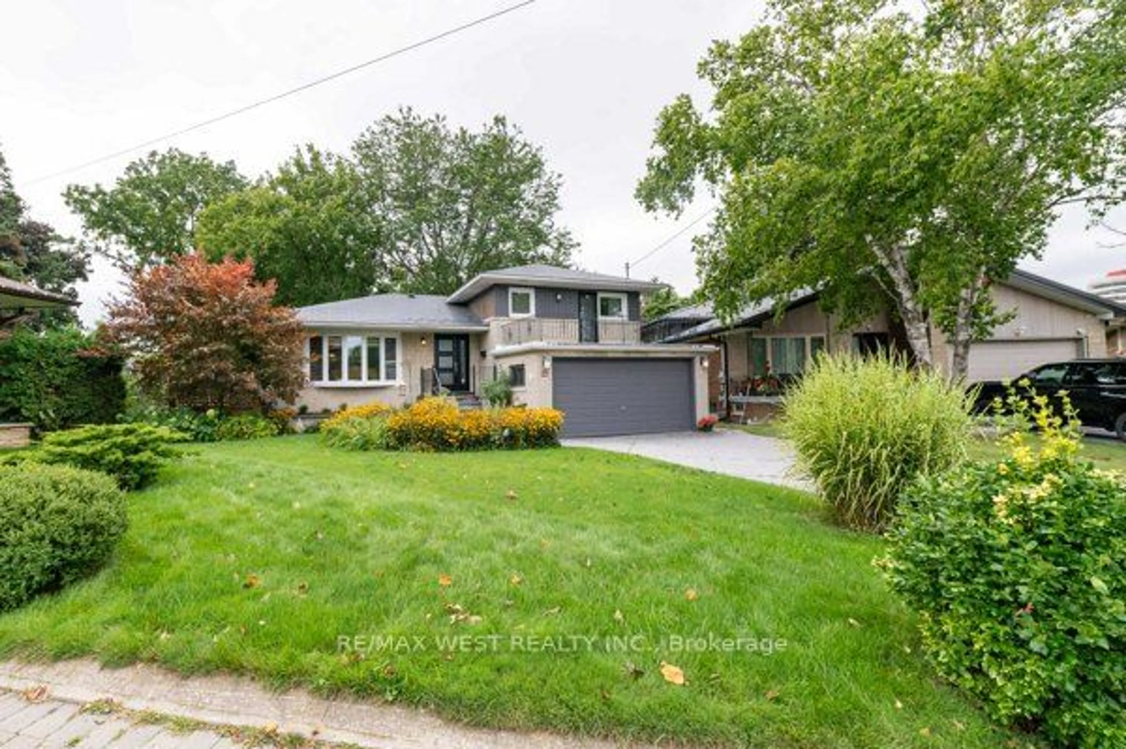 Frontside or backside of a home, the street view for 22 Glen Meadow Crt, Toronto Ontario M9B 5B8