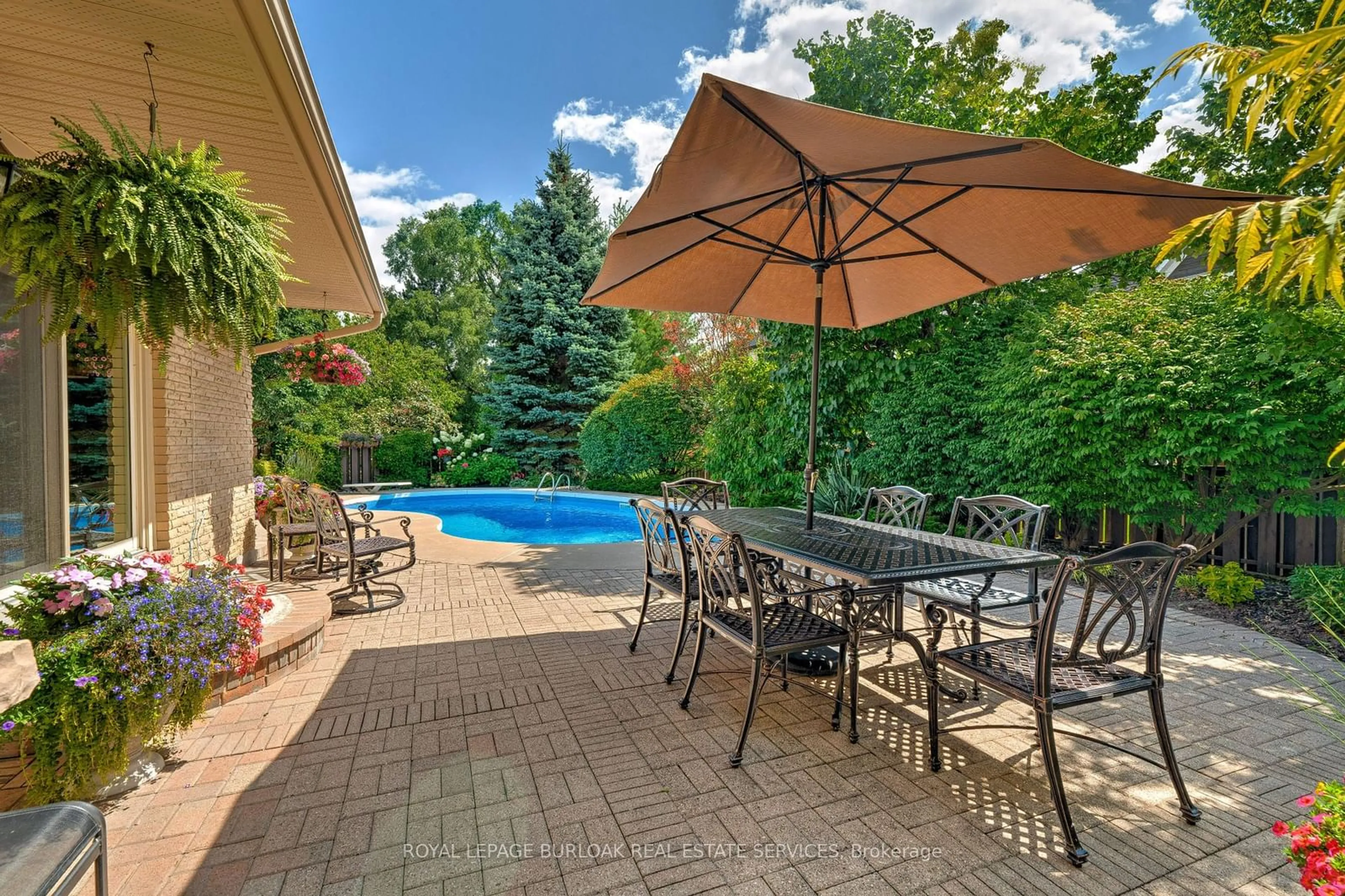 Patio for 306 Oakwood Crt, Burlington Ontario L7N 1W9