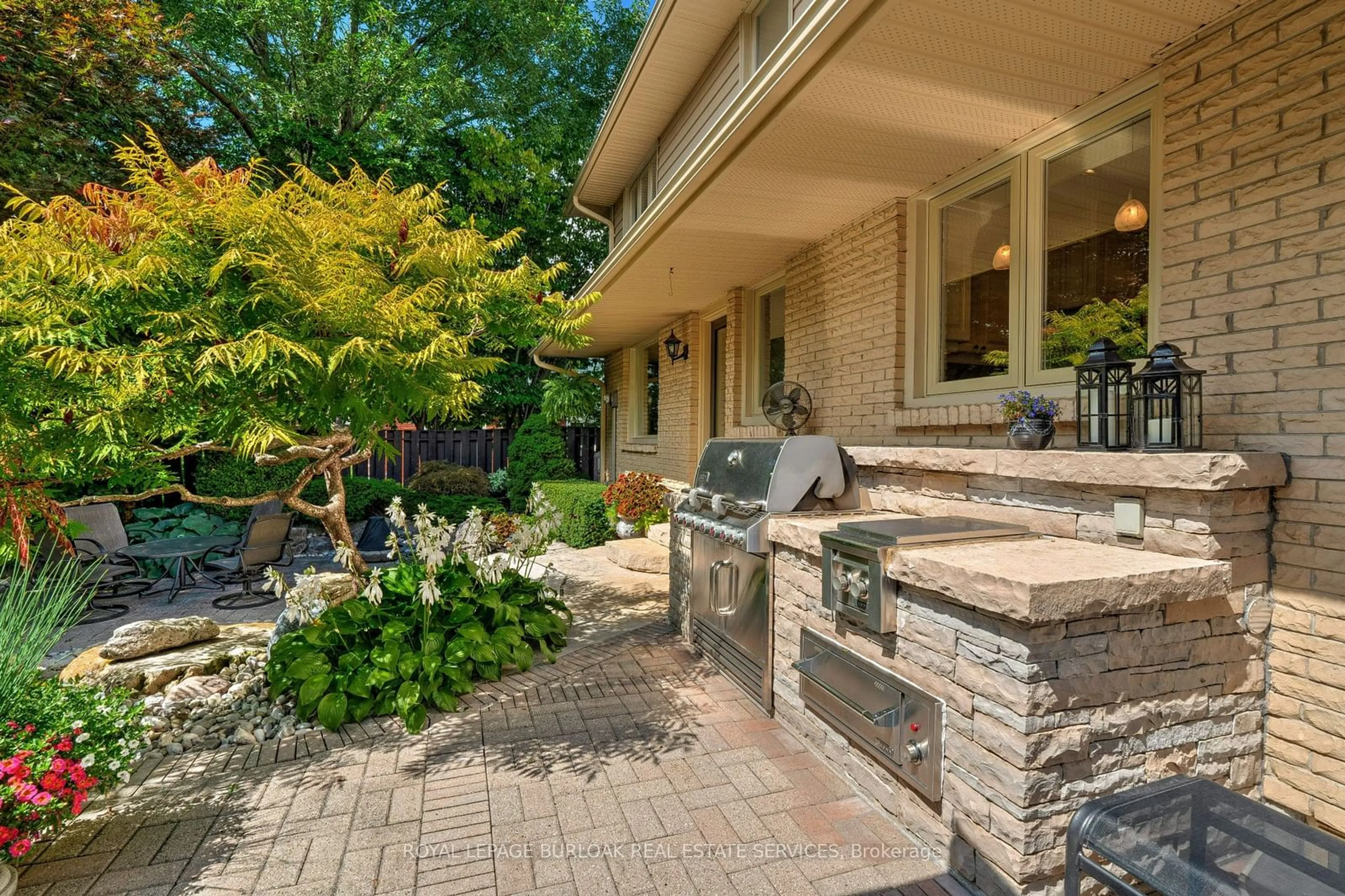 Patio, cottage for 306 Oakwood Crt, Burlington Ontario L7N 1W9