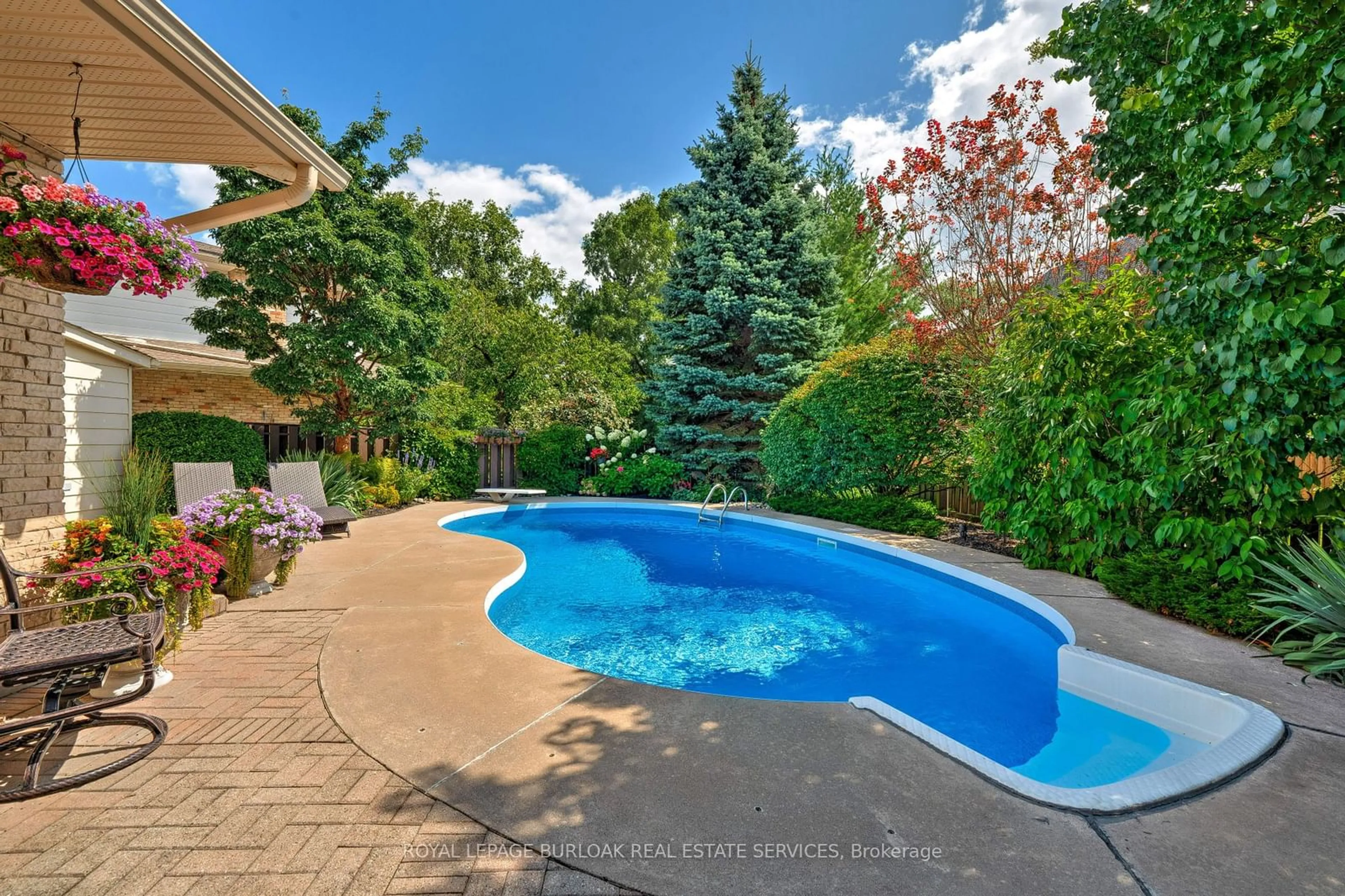 Indoor or outdoor pool for 306 Oakwood Crt, Burlington Ontario L7N 1W9