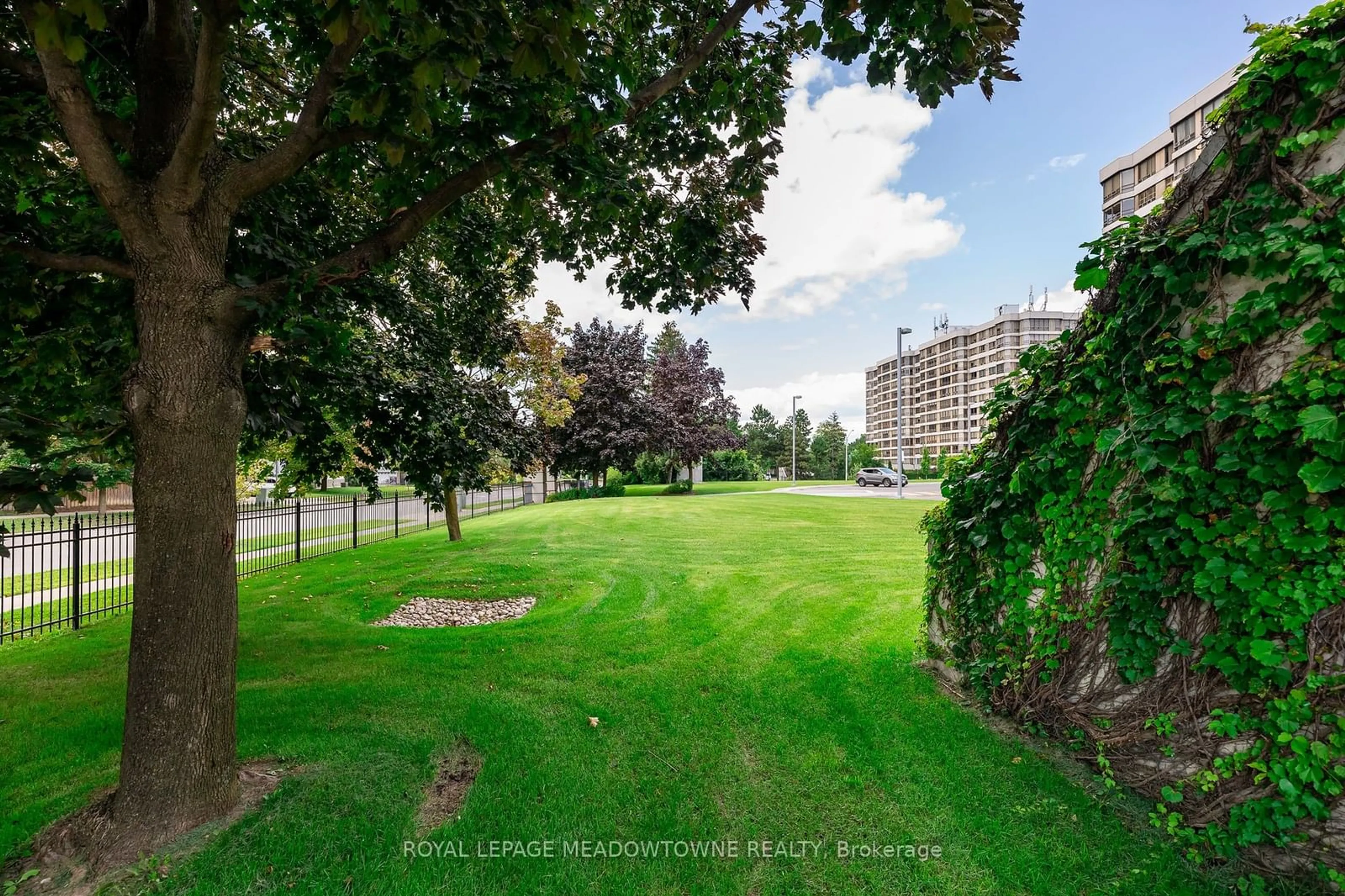 Fenced yard for 320 Mill St #1109, Brampton Ontario L6Y 3V2