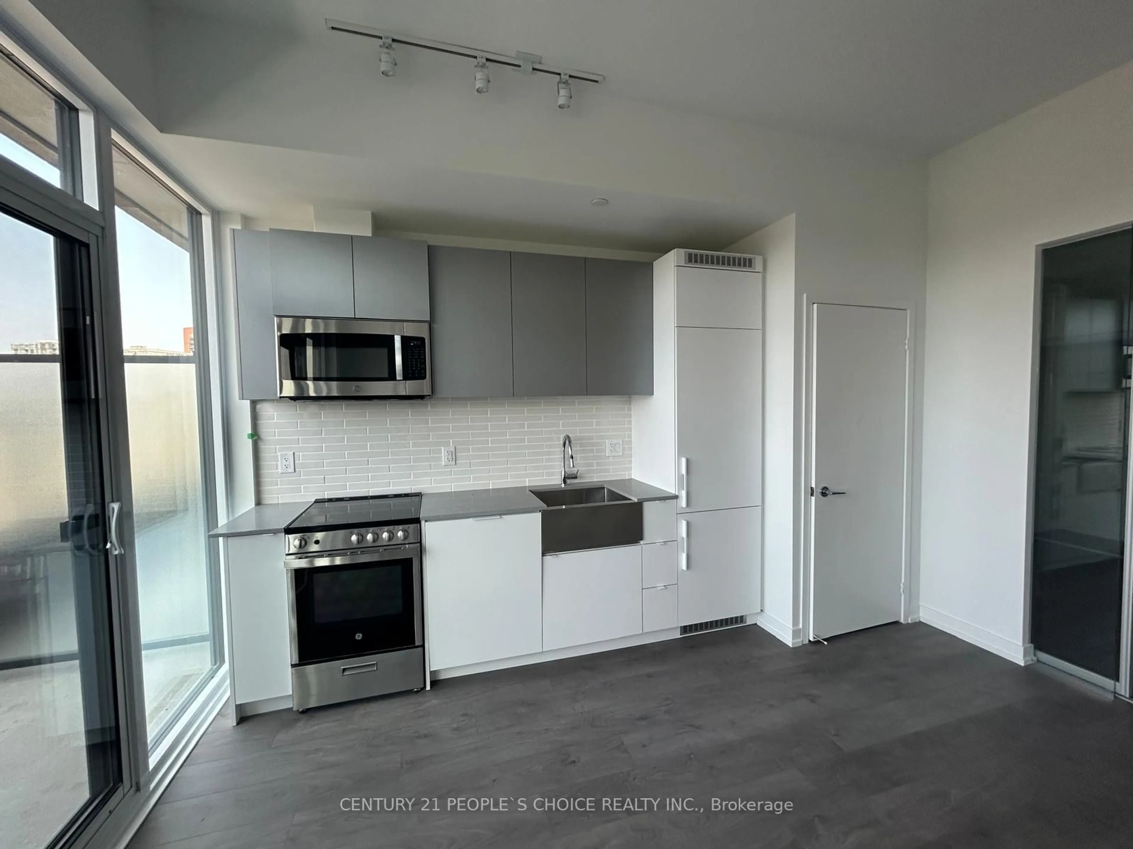 Standard kitchen for 270 Dufferin St #520, Toronto Ontario M6K 0H8