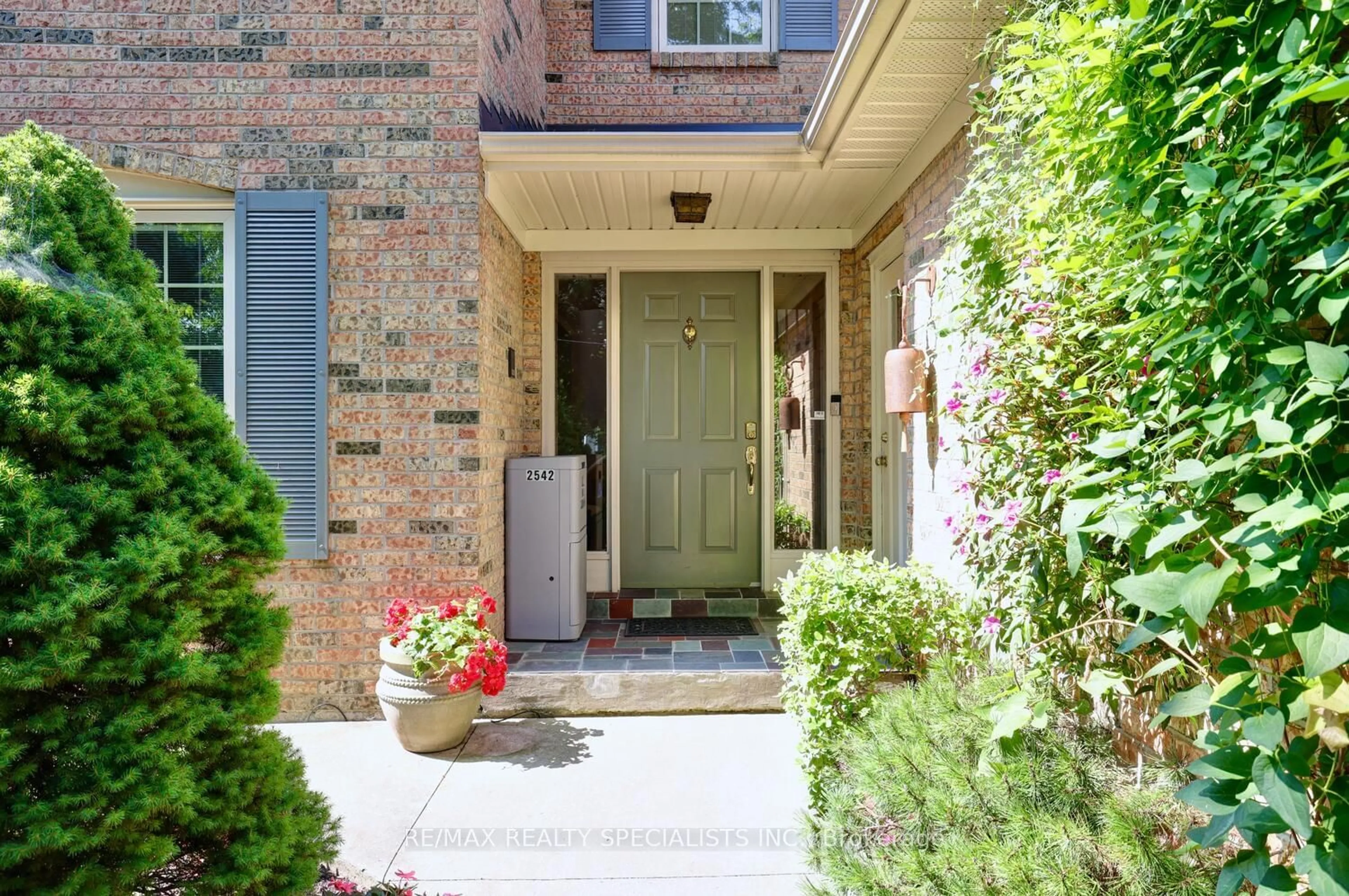 Indoor entryway for 2542 King Richards Pl, Mississauga Ontario L5K 2H2