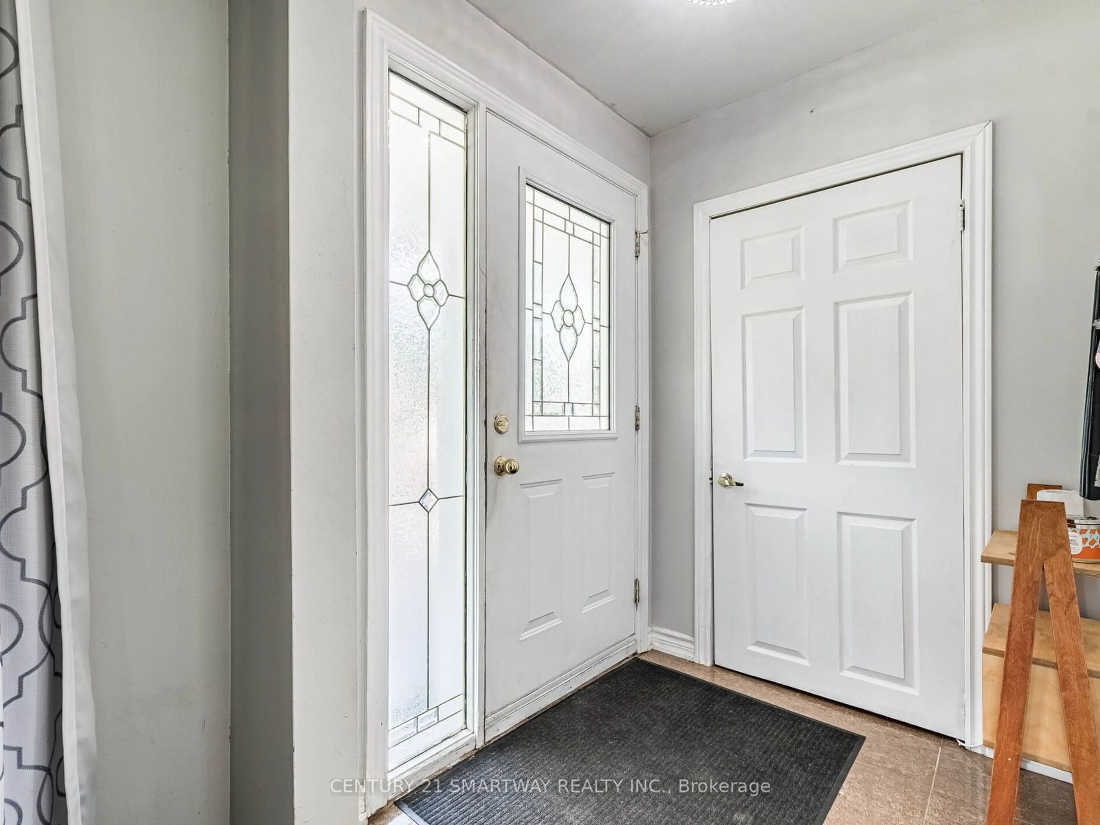 Indoor entryway for 7182 Harwick Dr, Mississauga Ontario L4T 3A4