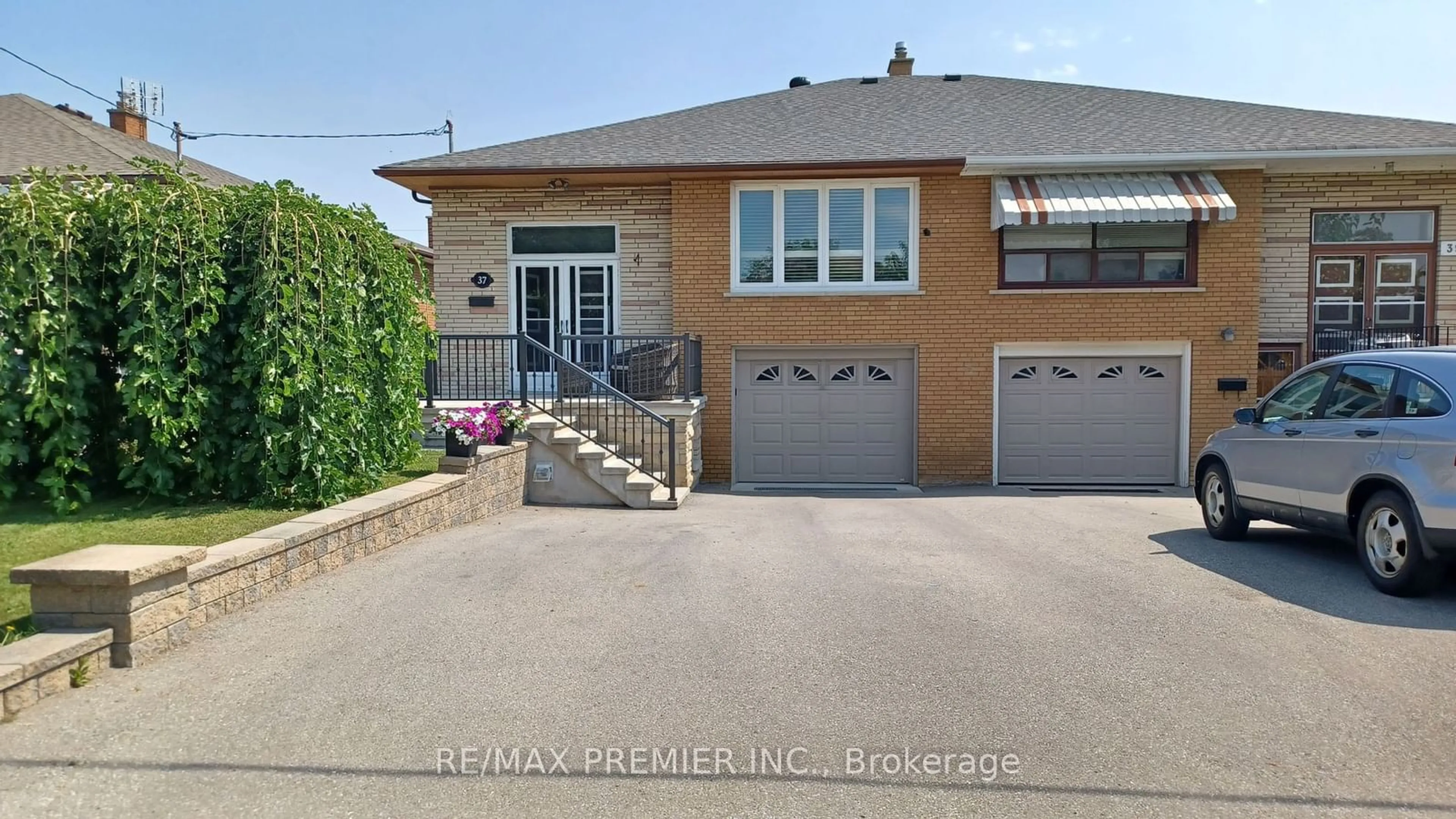 Frontside or backside of a home for 37 Charrington Cres, Toronto Ontario M3L 2C3