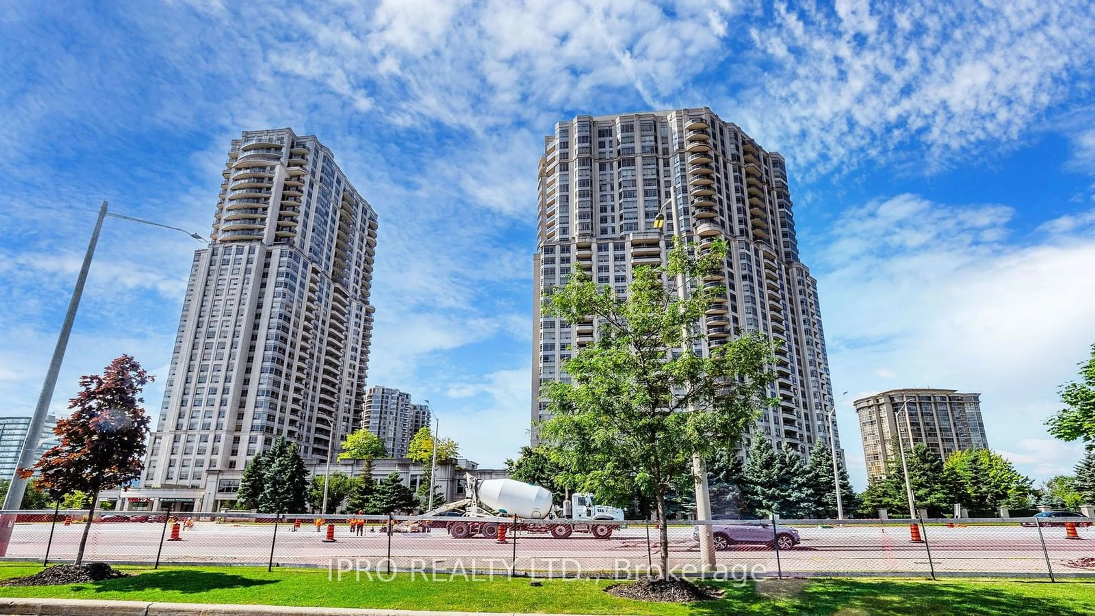 A pic from exterior of the house or condo for 35 Kingsbridge Gdns #812, Mississauga Ontario L5R 3Z5