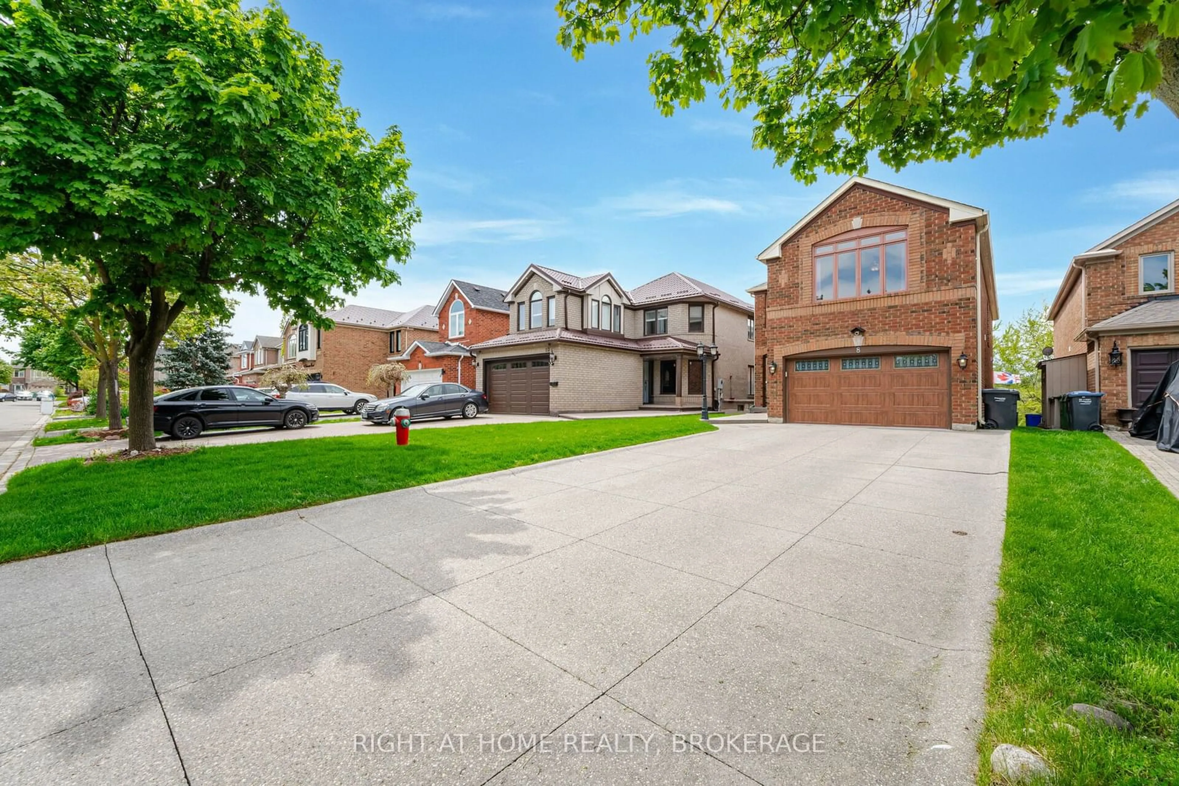 Frontside or backside of a home for 8 Cedarview Crt, Brampton Ontario L6Z 4T2