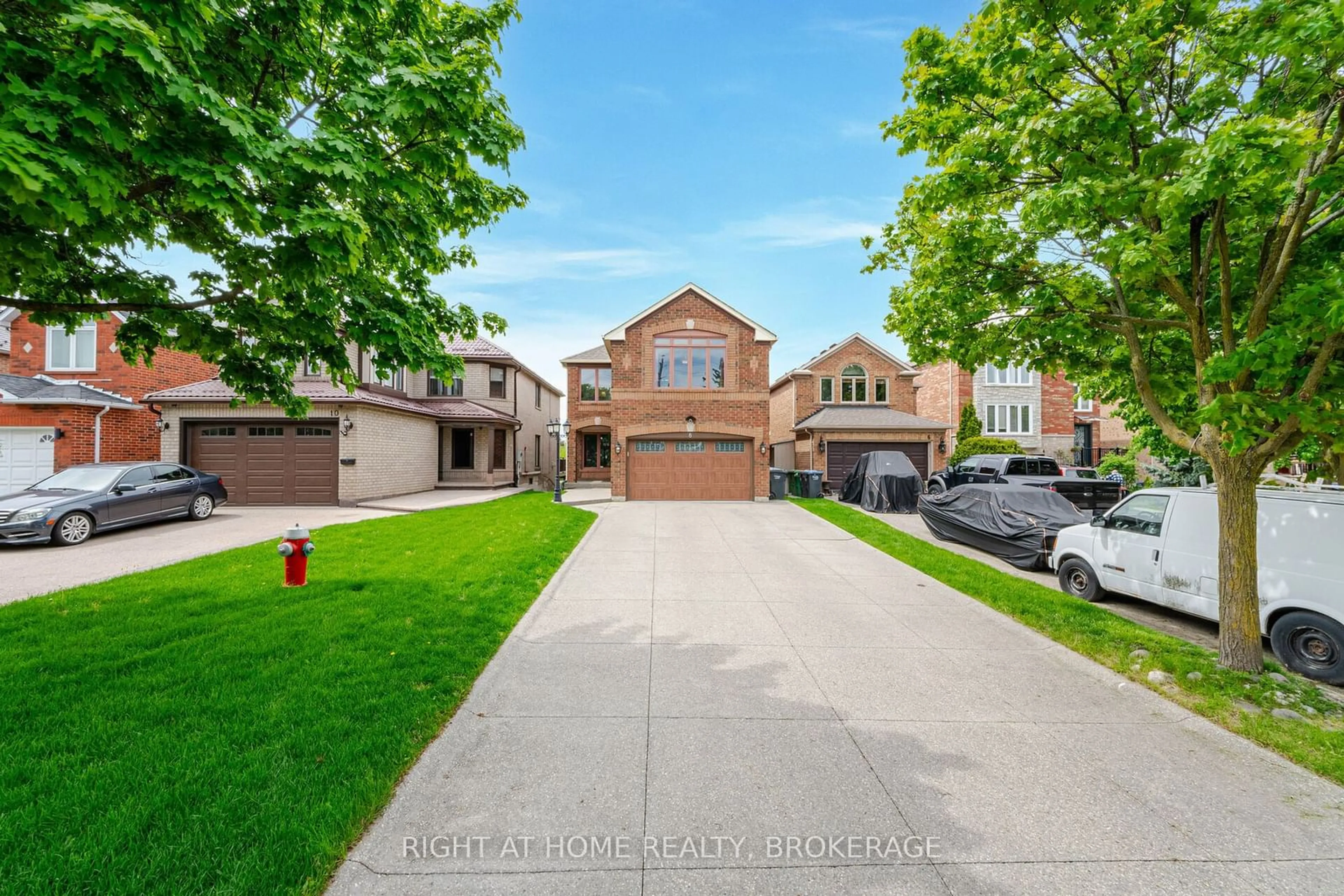 Frontside or backside of a home for 8 Cedarview Crt, Brampton Ontario L6Z 4T2