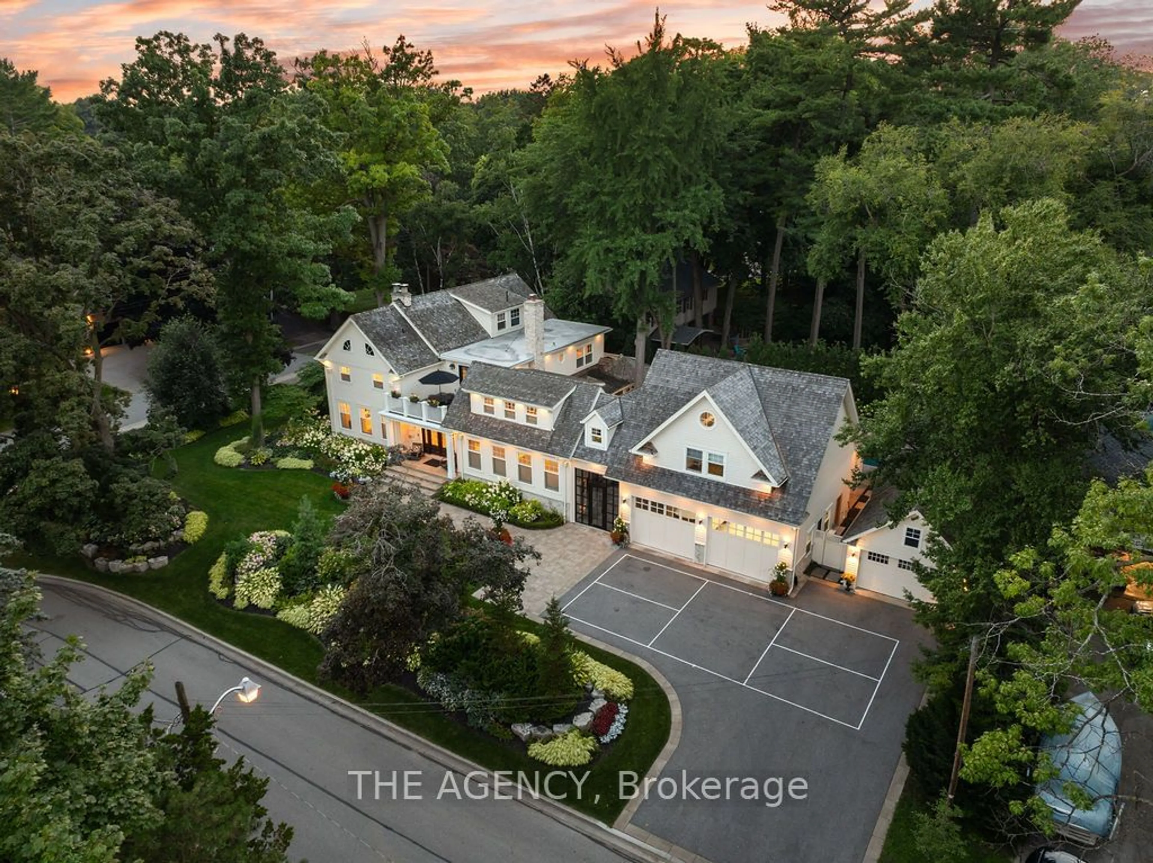 Frontside or backside of a home, the street view for 347 East Hart Cres, Burlington Ontario L7N 1P8