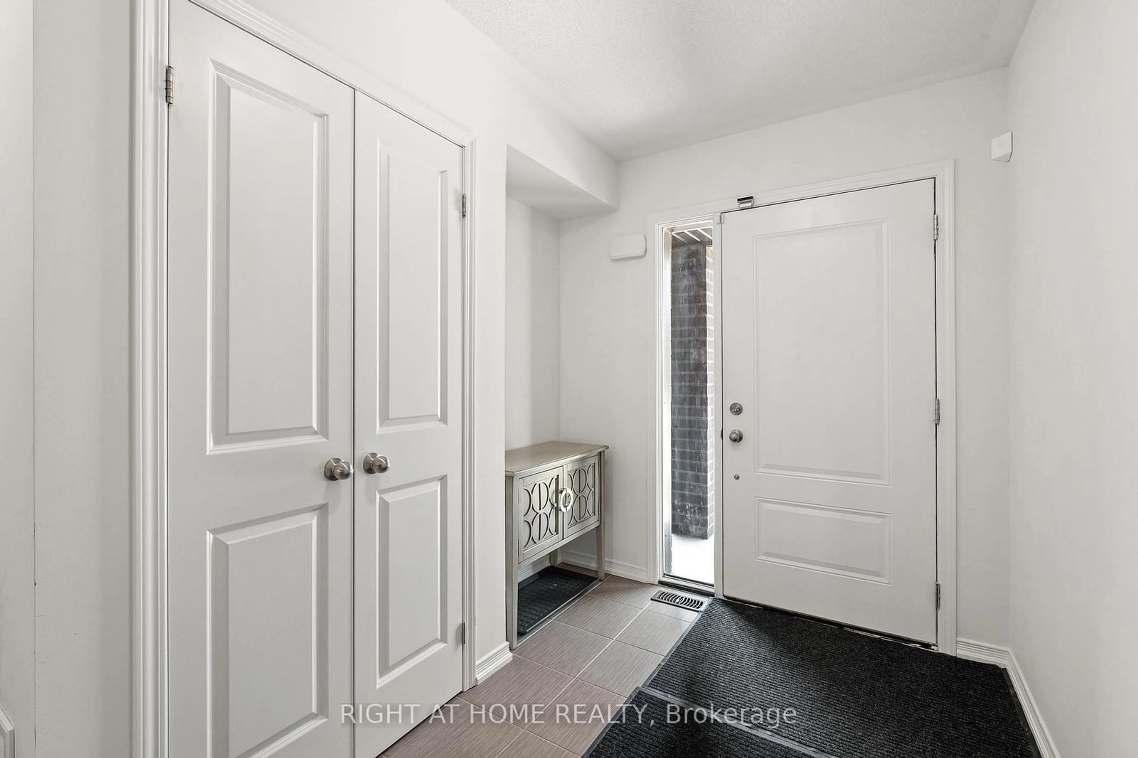 Indoor entryway for 1822 Mitoff Pl, Mississauga Ontario L4W 3X2