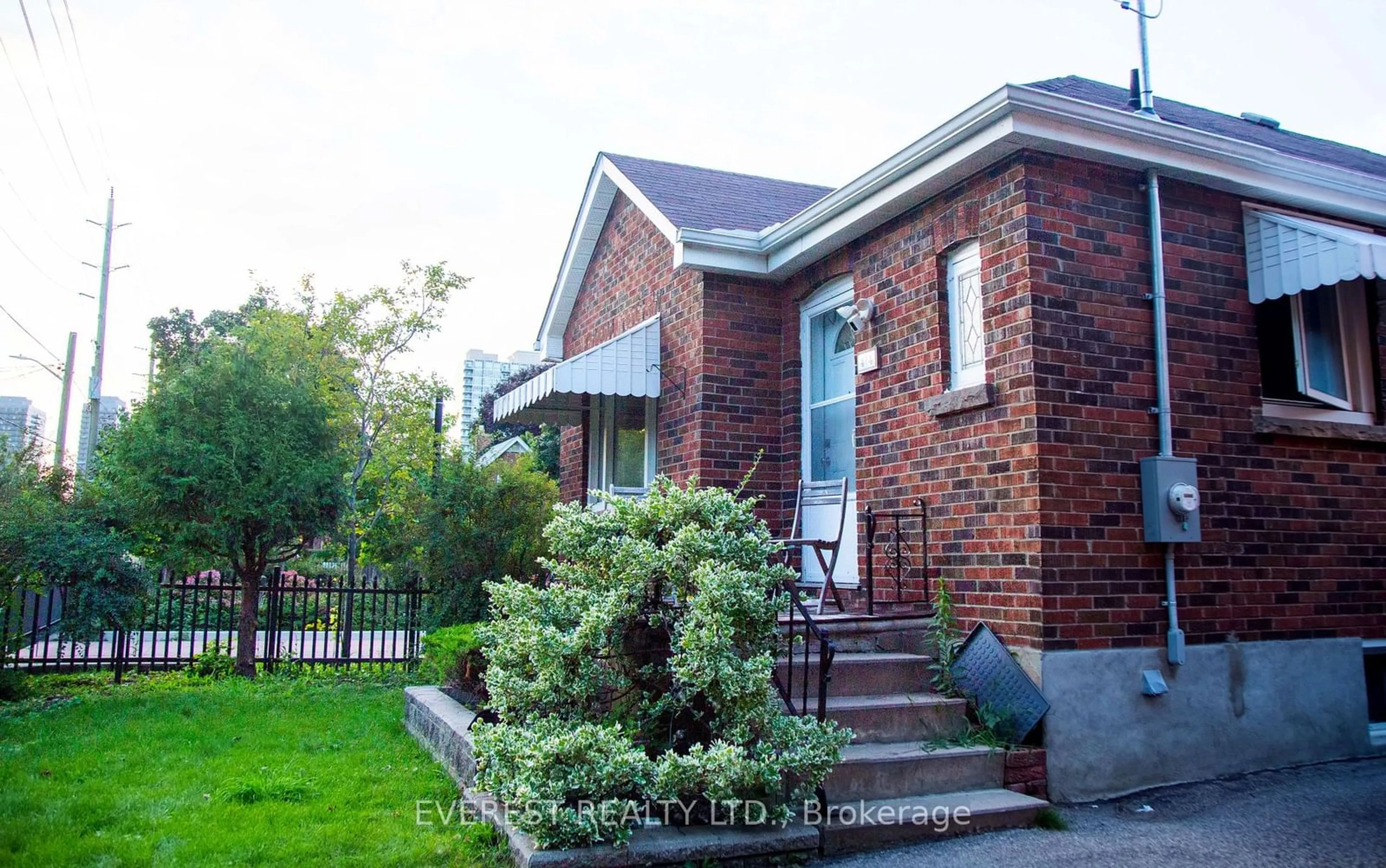 Home with brick exterior material for 44 Elizabeth St, Brampton Ontario L6Y 1R1