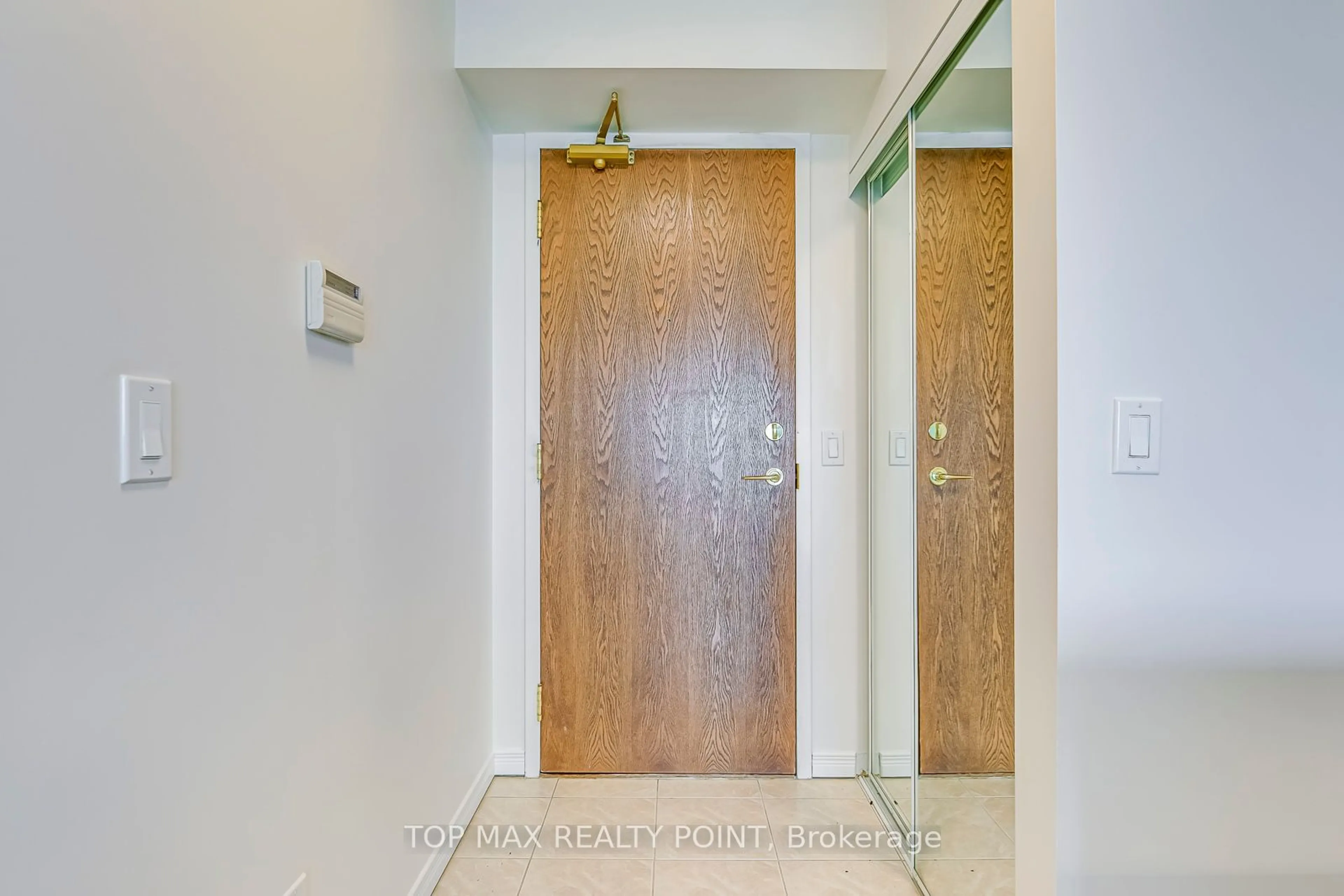 Indoor foyer, wood floors for 4889 Kimbermount Ave #1505, Mississauga Ontario L5M 7R9